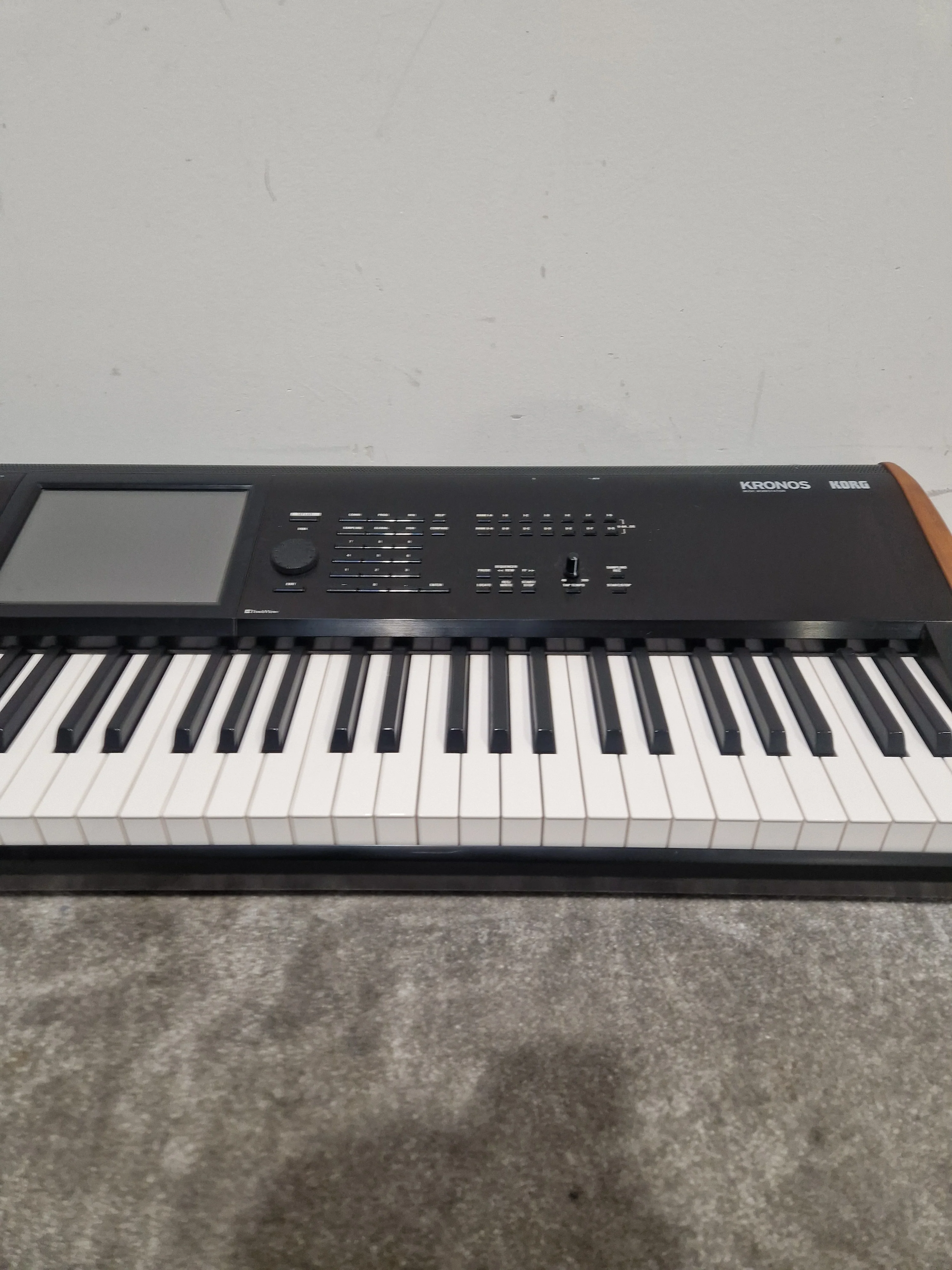 Korg Kronos 2 73 - Advanced Synth Workstation - Very Good w/ Power Supply, Manual, CDs - Image 2