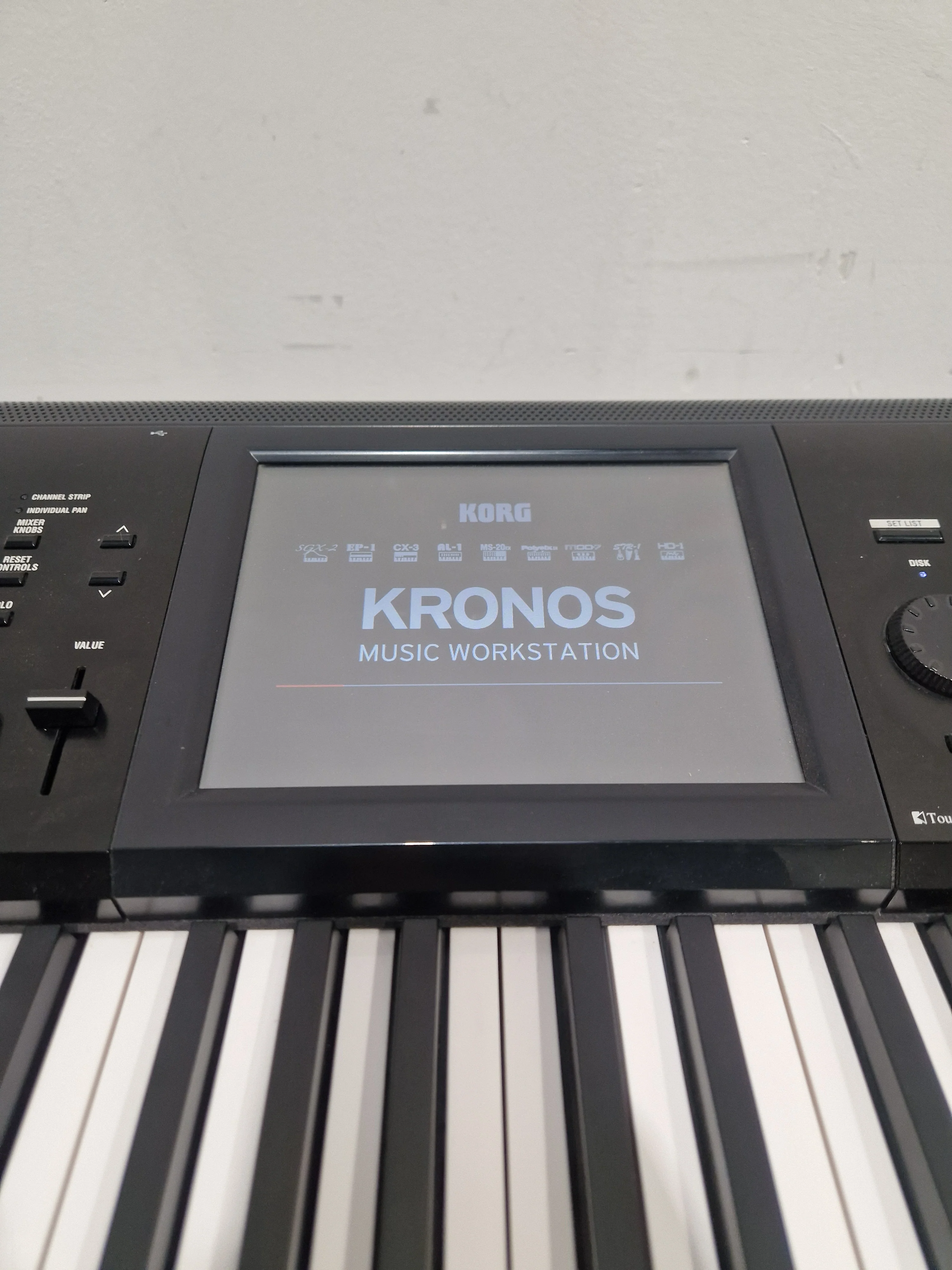 Korg Kronos 2 73 - Advanced Synth Workstation - Very Good w/ Power Supply, Manual, CDs - Image 3