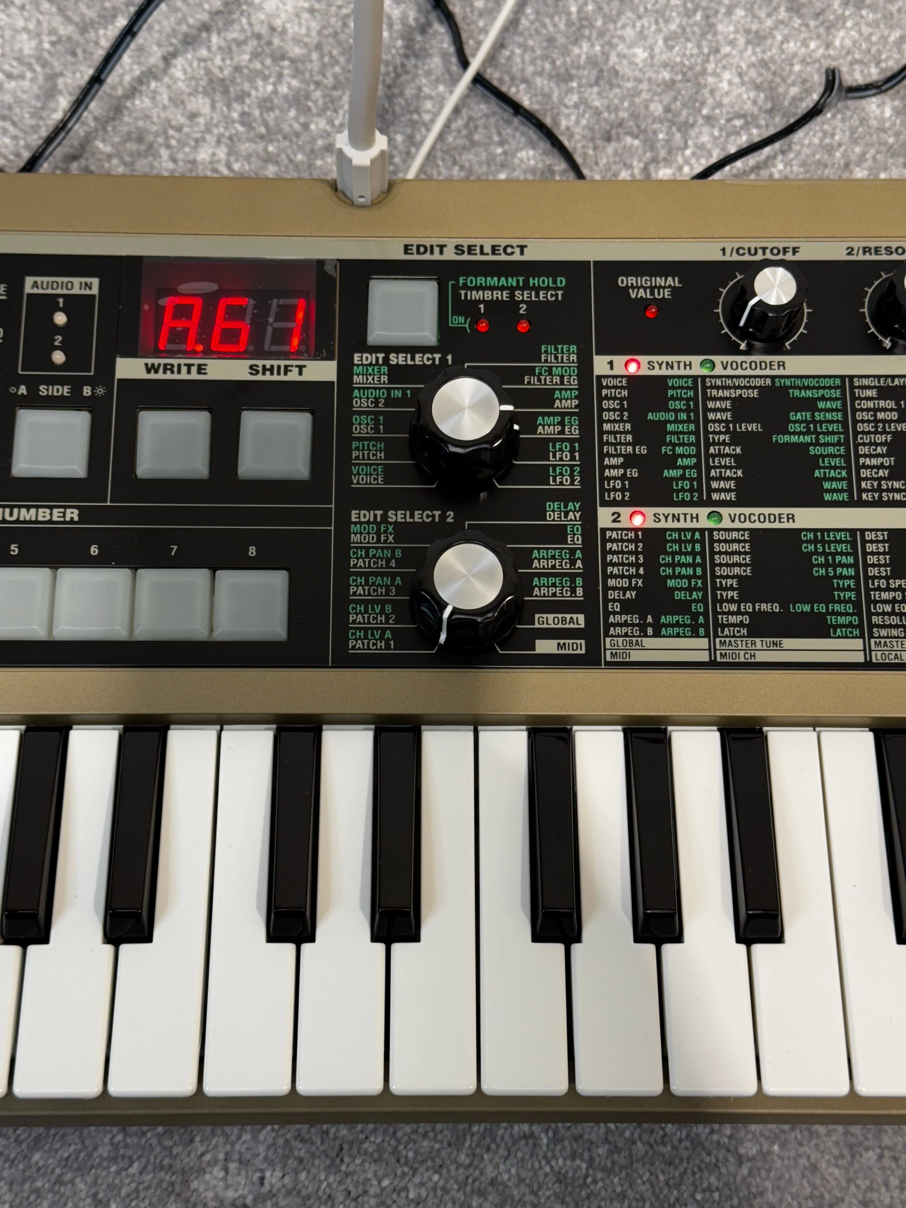Korg Microkorg Synthesizer / Vocoder With Carry Case - Image 4