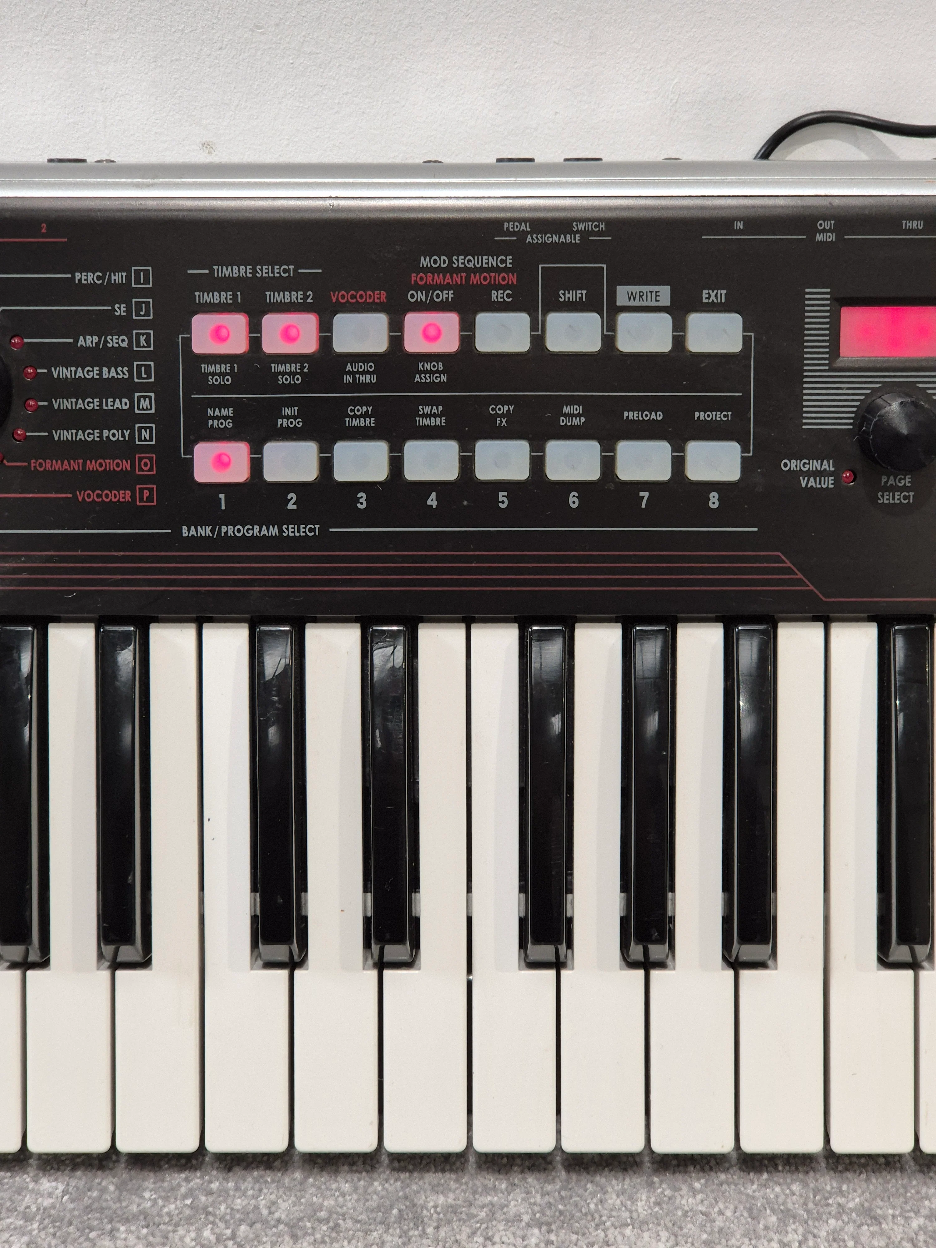 Korg R3 Synthesiser/vocoder Keyboard - Vocoder Functionality, 8-Voice Synthesis - Very Good w/ Power Supply & Accessories - Image 3