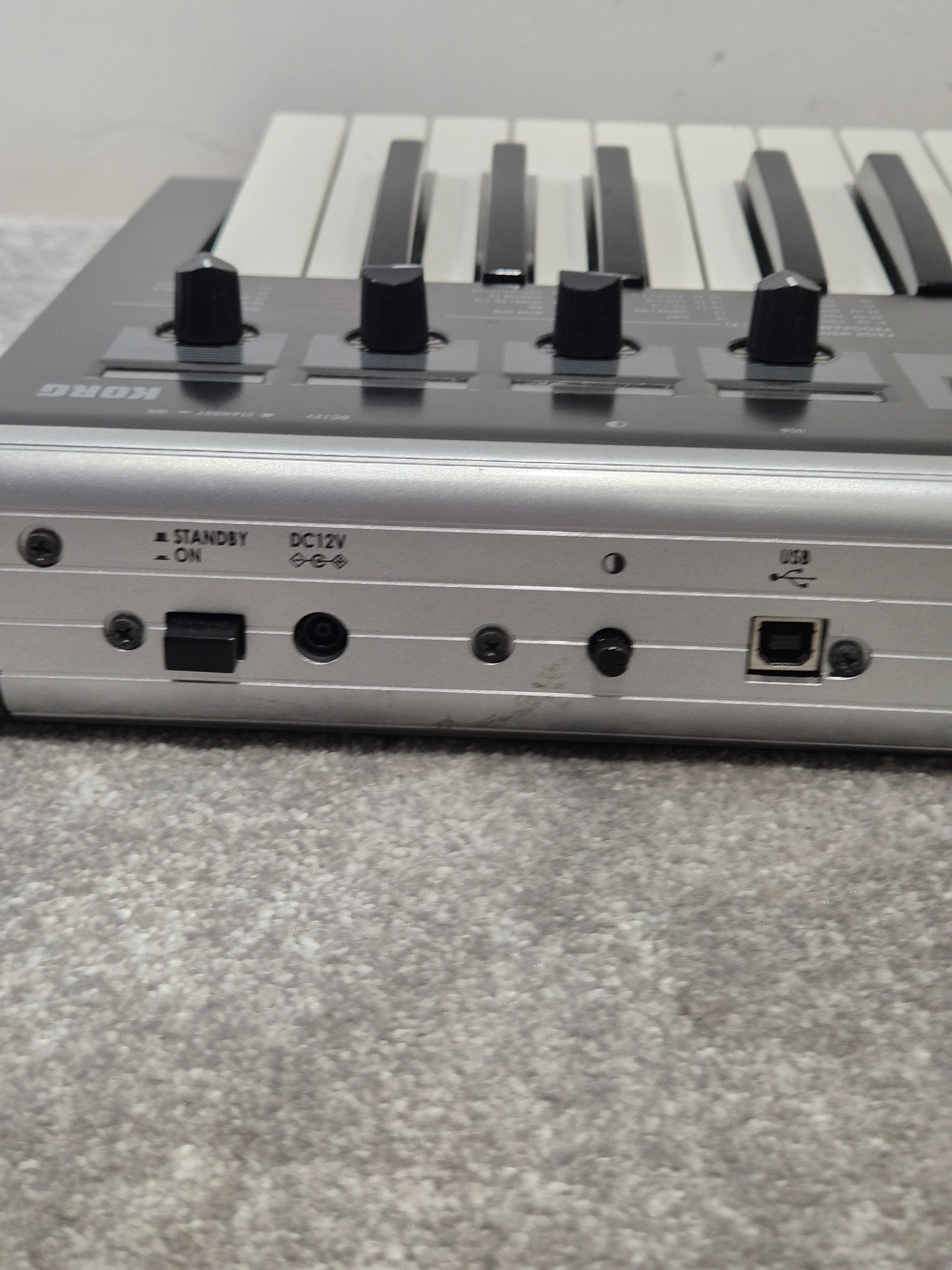 Korg R3 Synthesiser/vocoder Keyboard - Vocoder Functionality, 8-Voice Synthesis - Very Good w/ Power Supply & Accessories - Image 8