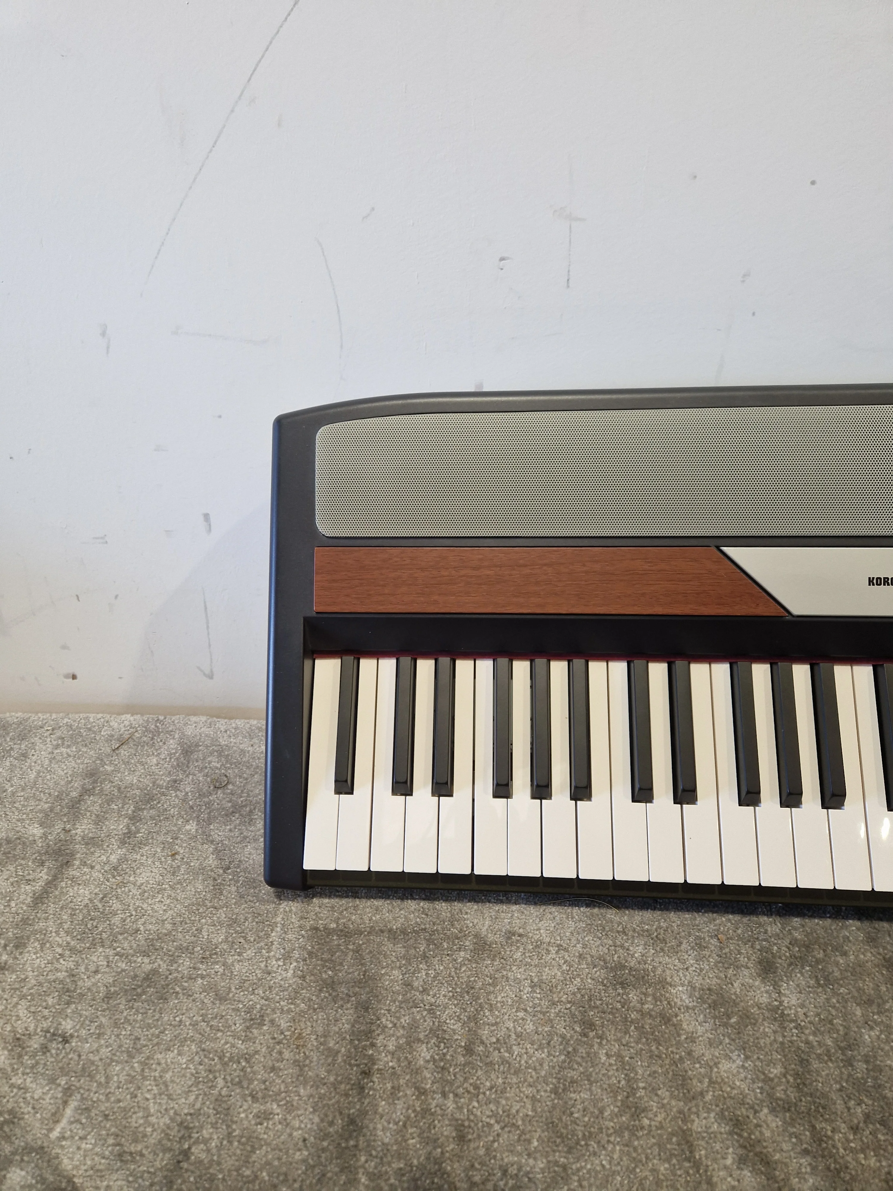 Korg SP-250 - Digital Piano - Silver/Black - Excellent w/ Power Supply & Original Box - Image 2