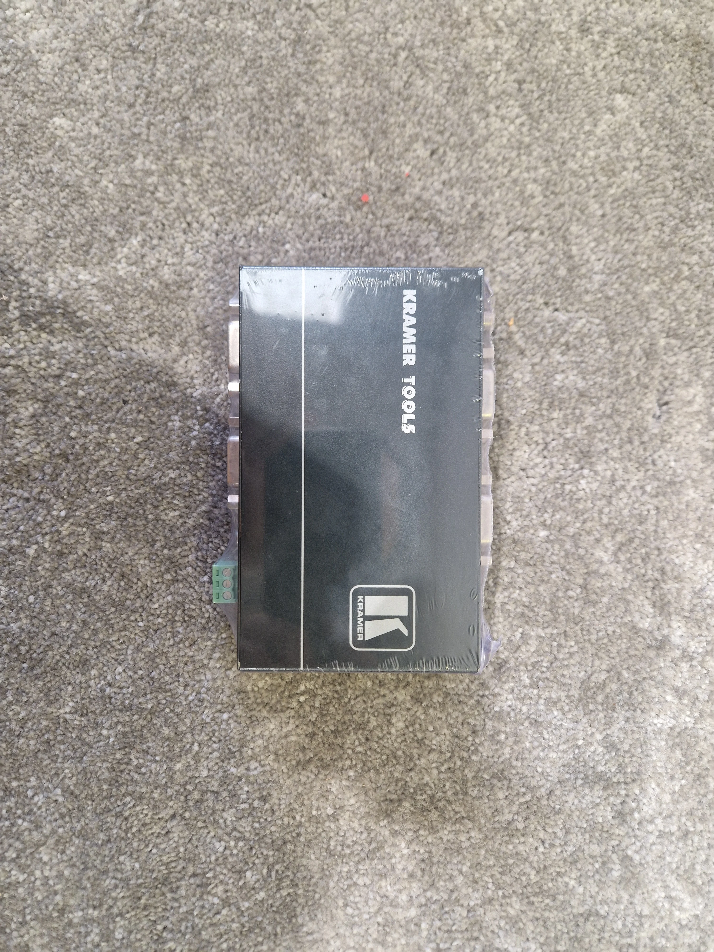 Kramer VP-211K – 2-Way VGA/UXGA Distribution Amplifier – Factory Sealed New - Image 2