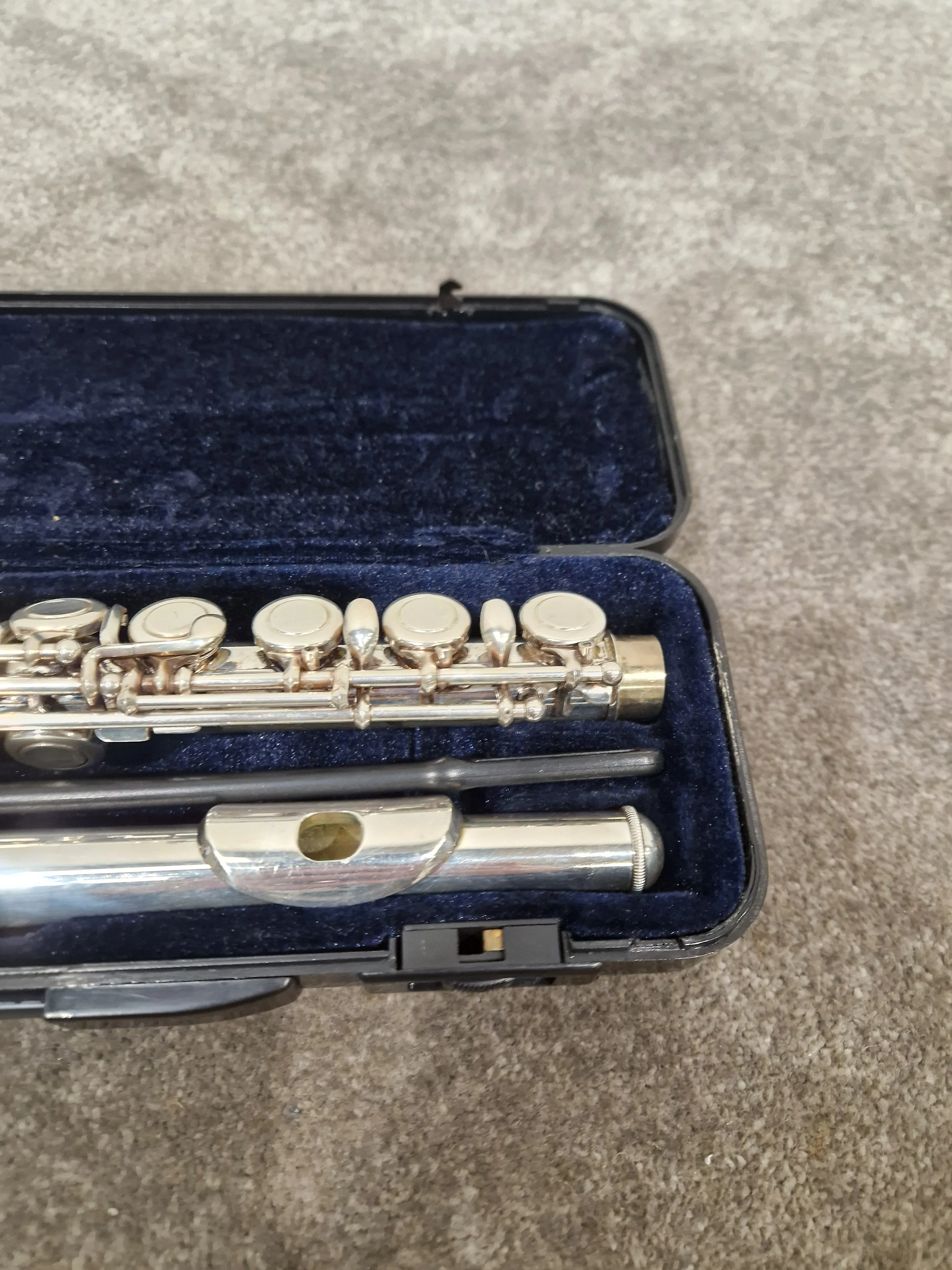 Kurioshi Vivace V11468 Silver/Gold Flute - Dual Finish - Very Good w/ Soft Case & Hard Case - Image 2