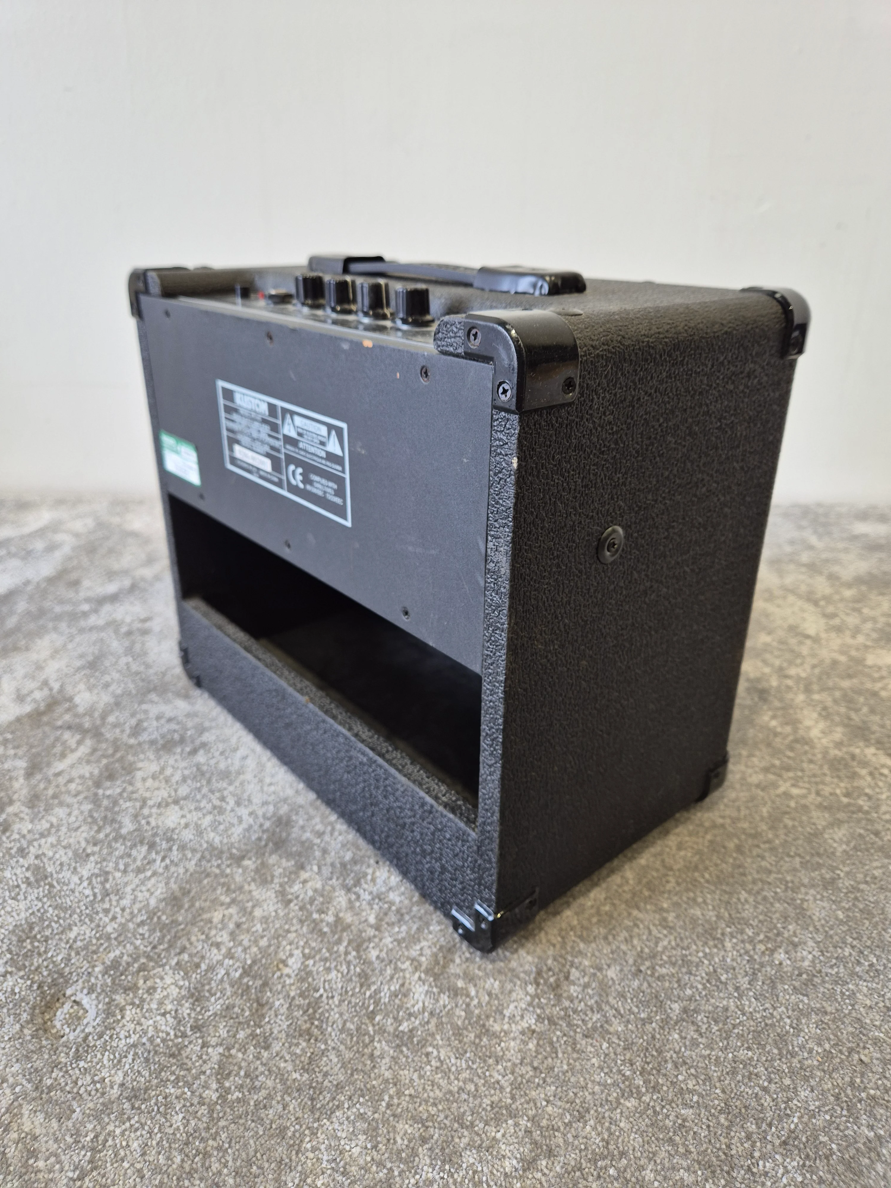 Kustom KBA10 - 10-watt Bass Guitar Amplifier - Image 3