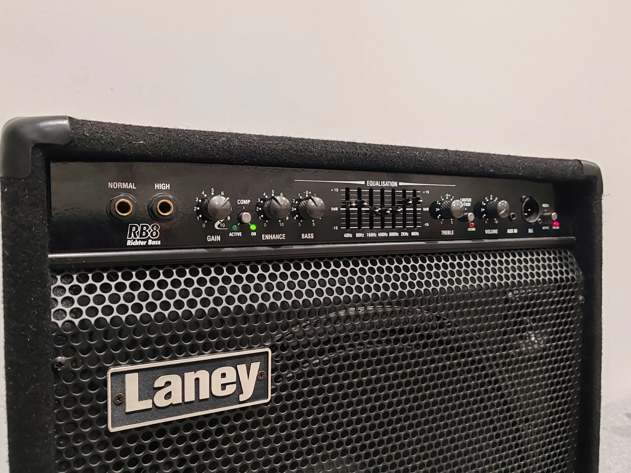 Laney RB8 - 300 watt Bass Combo Amplifier With 15" Celestion Speaker - Image 3