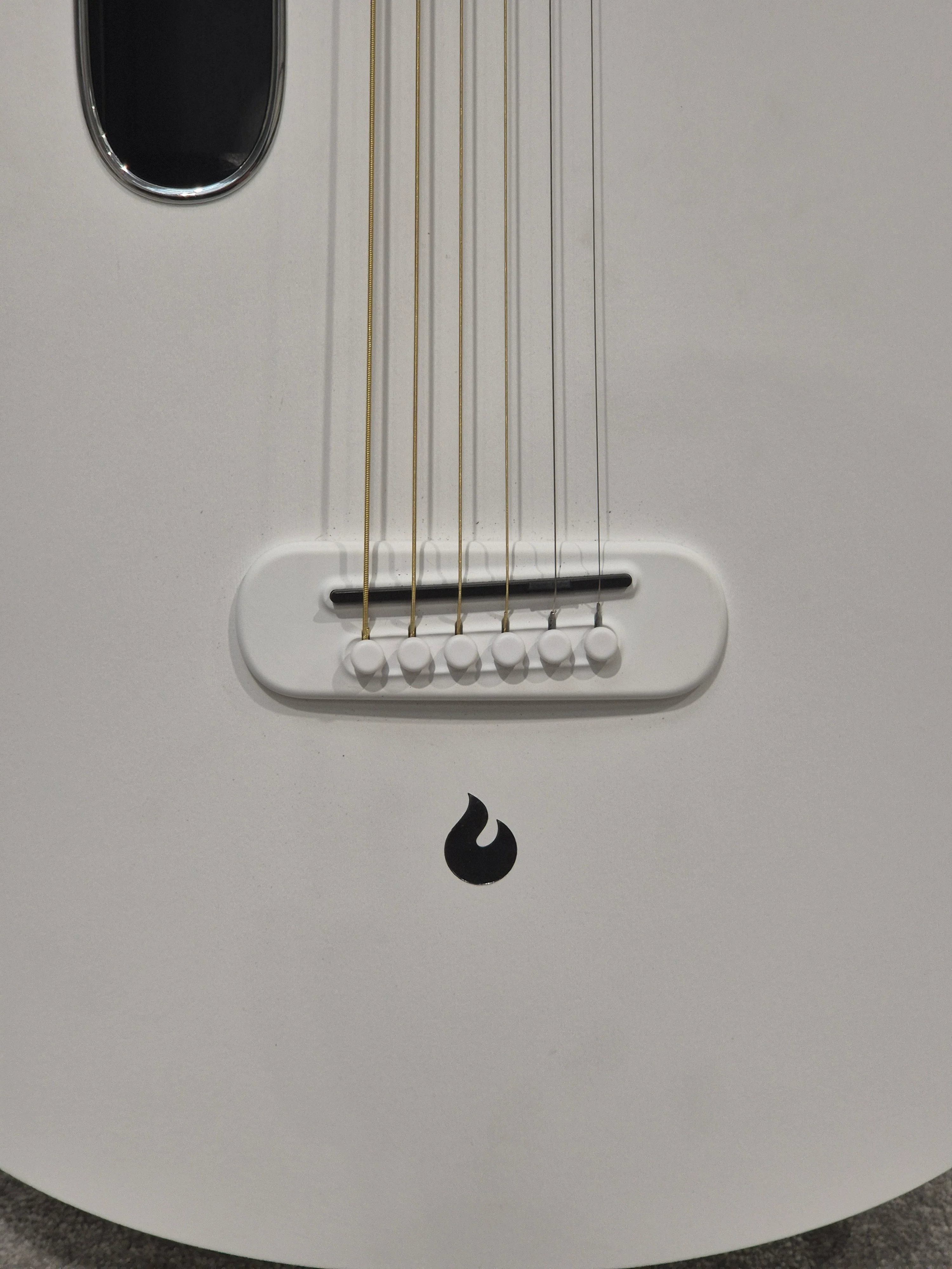 Lava ME 3 – White Smart Carbon Fiber Guitar – Excellent w/ Soft Gig Bag, New Strings & USB-C Cable - Image 4