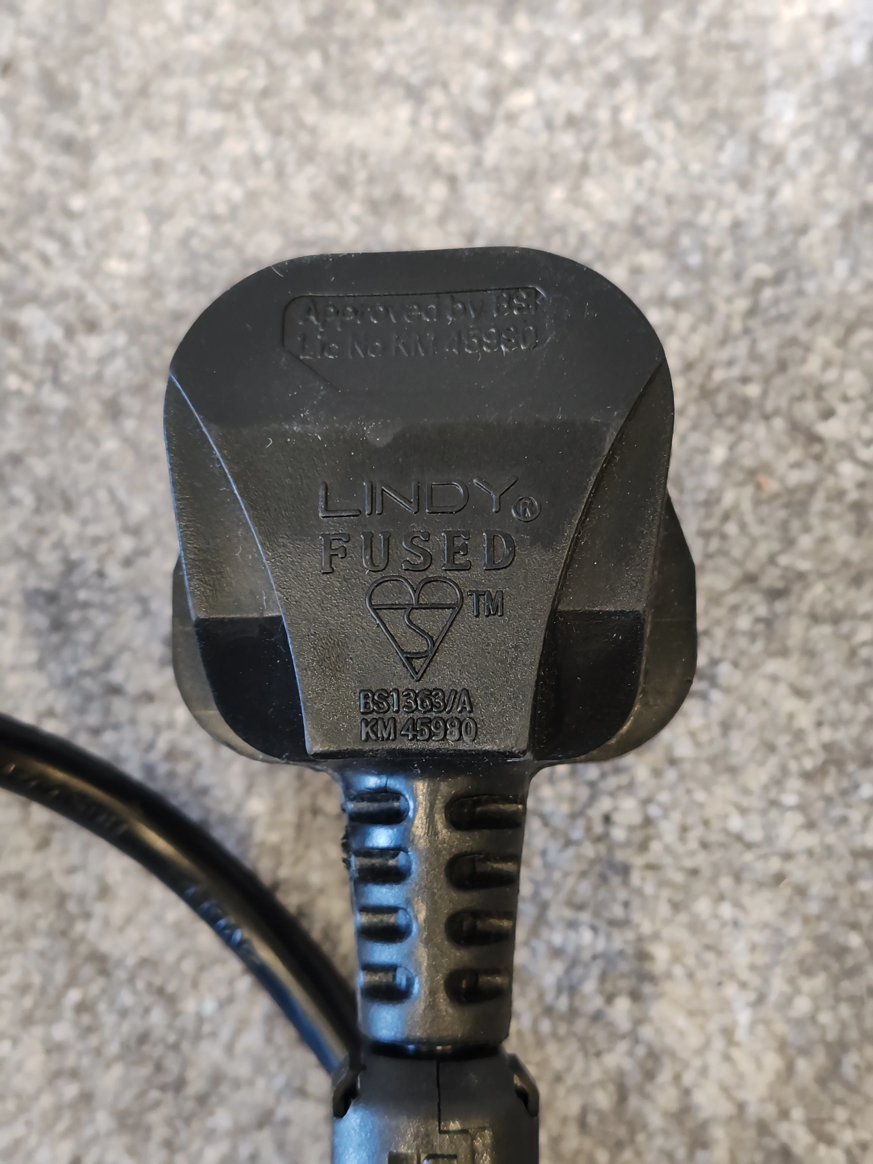 LINDY 10m UK Mains 3 Pin Plug to IEC C13 Power Cable - Image 2