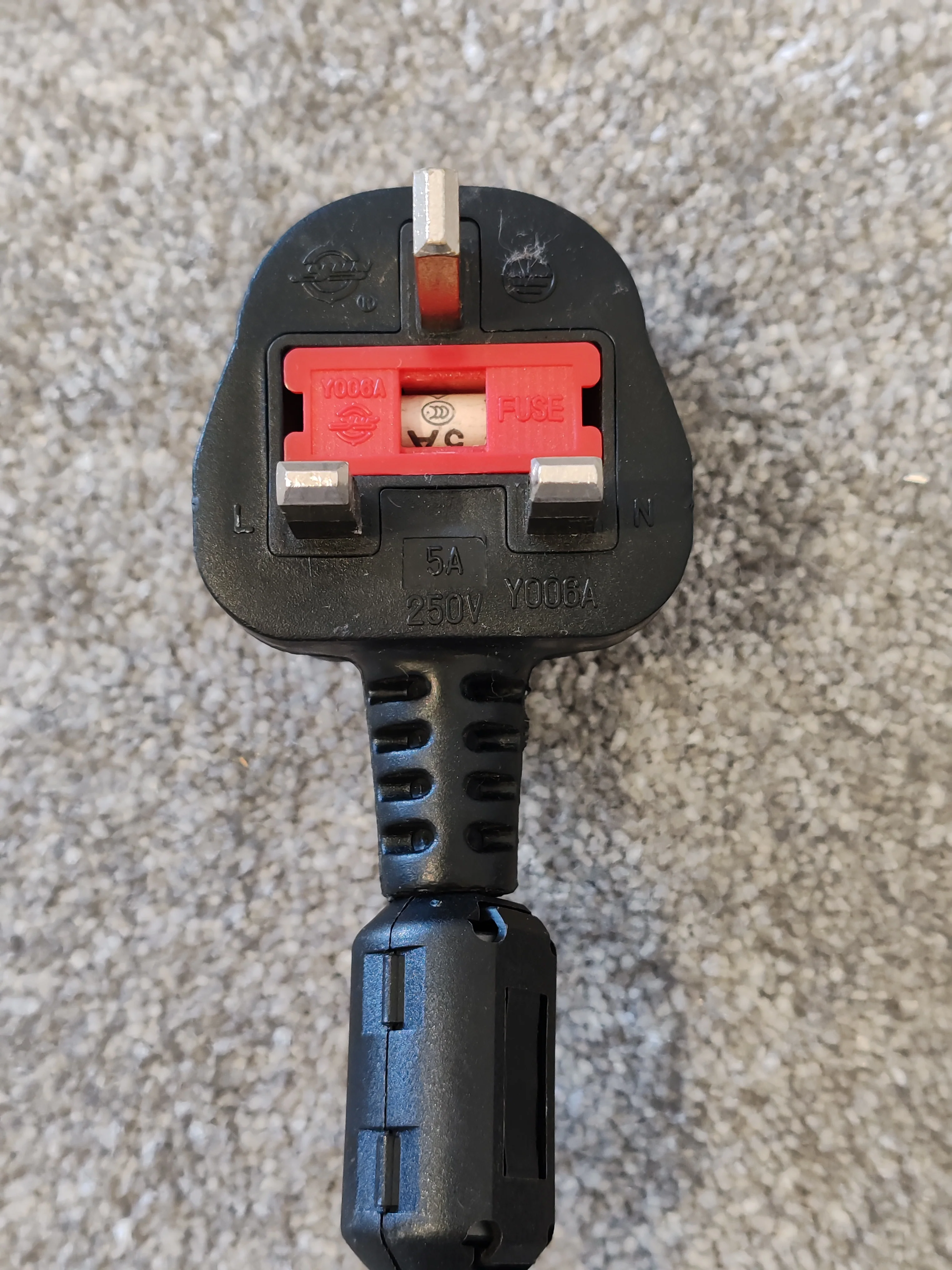 LINDY 10m UK Mains 3 Pin Plug to IEC C13 Power Cable - Image 3