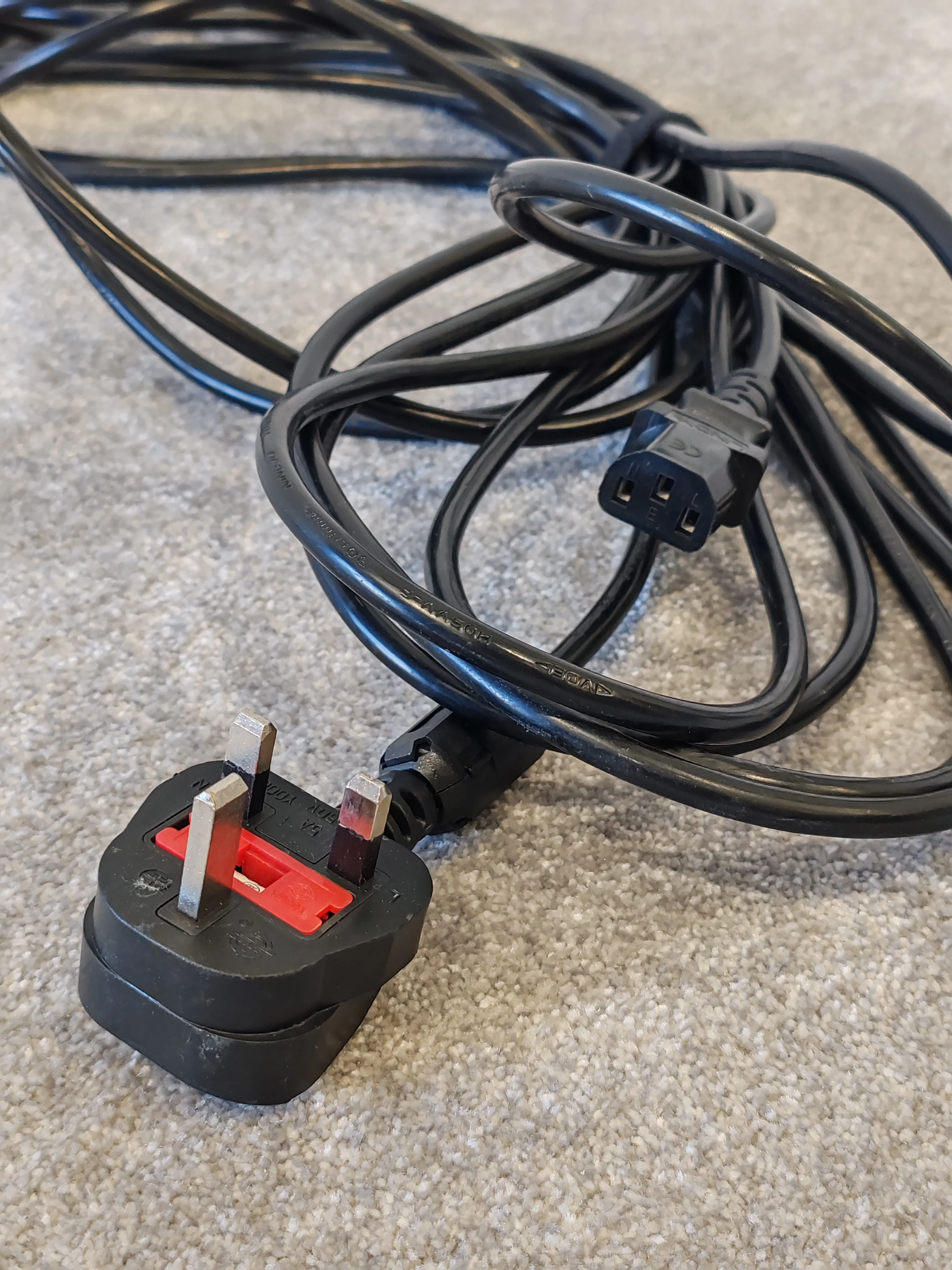 LINDY 10m UK Mains 3 Pin Plug to IEC C13 Power Cable - Image 4