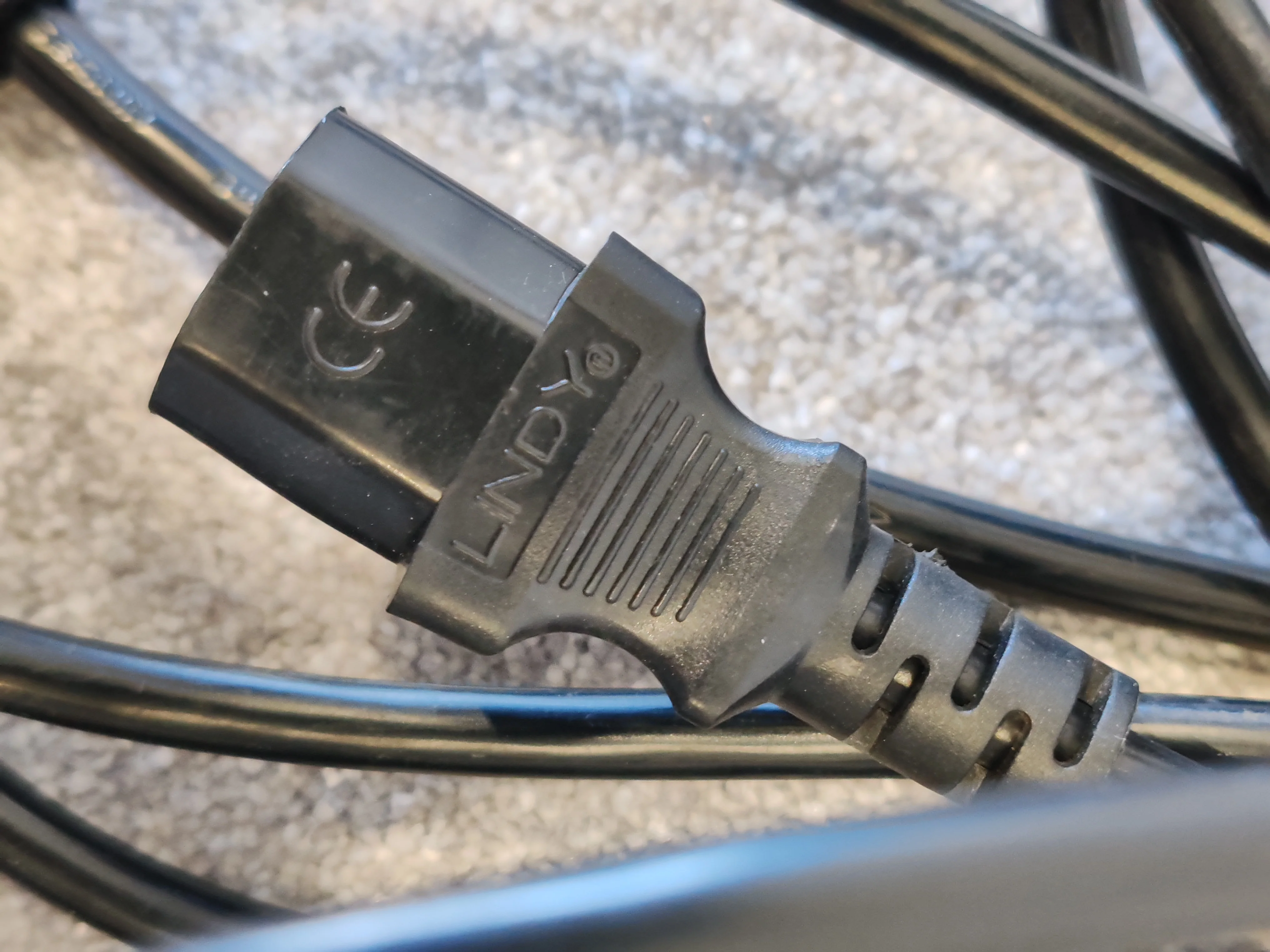 LINDY 10m UK Mains 3 Pin Plug to IEC C13 Power Cable - Image 5