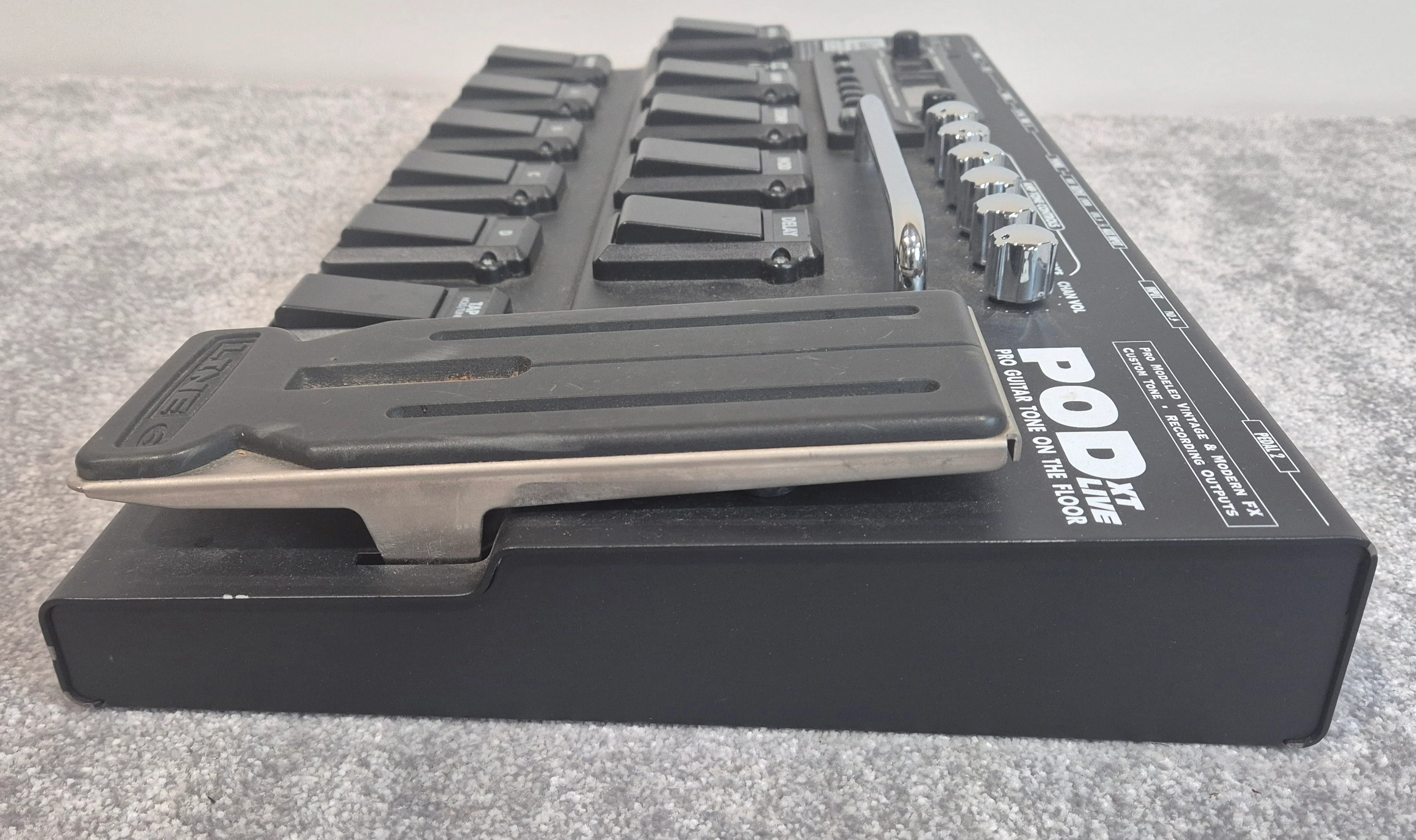 Line 6 POD XT Live - Multi-Effect and Amp Modeler Pedalboard With Soft bag - Image 2