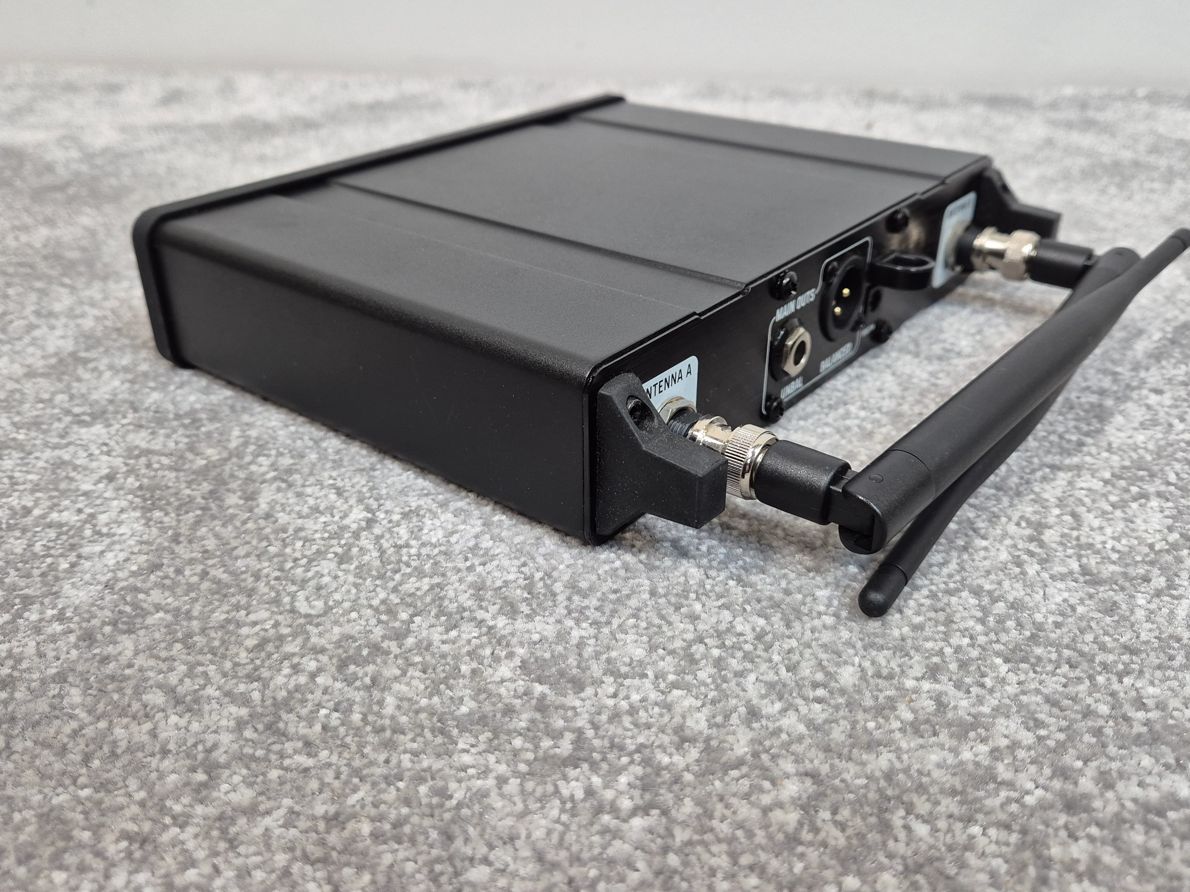 Line 6 XD-V55 - Digital Wireless Microphone System w/ Soft Case - Image 7