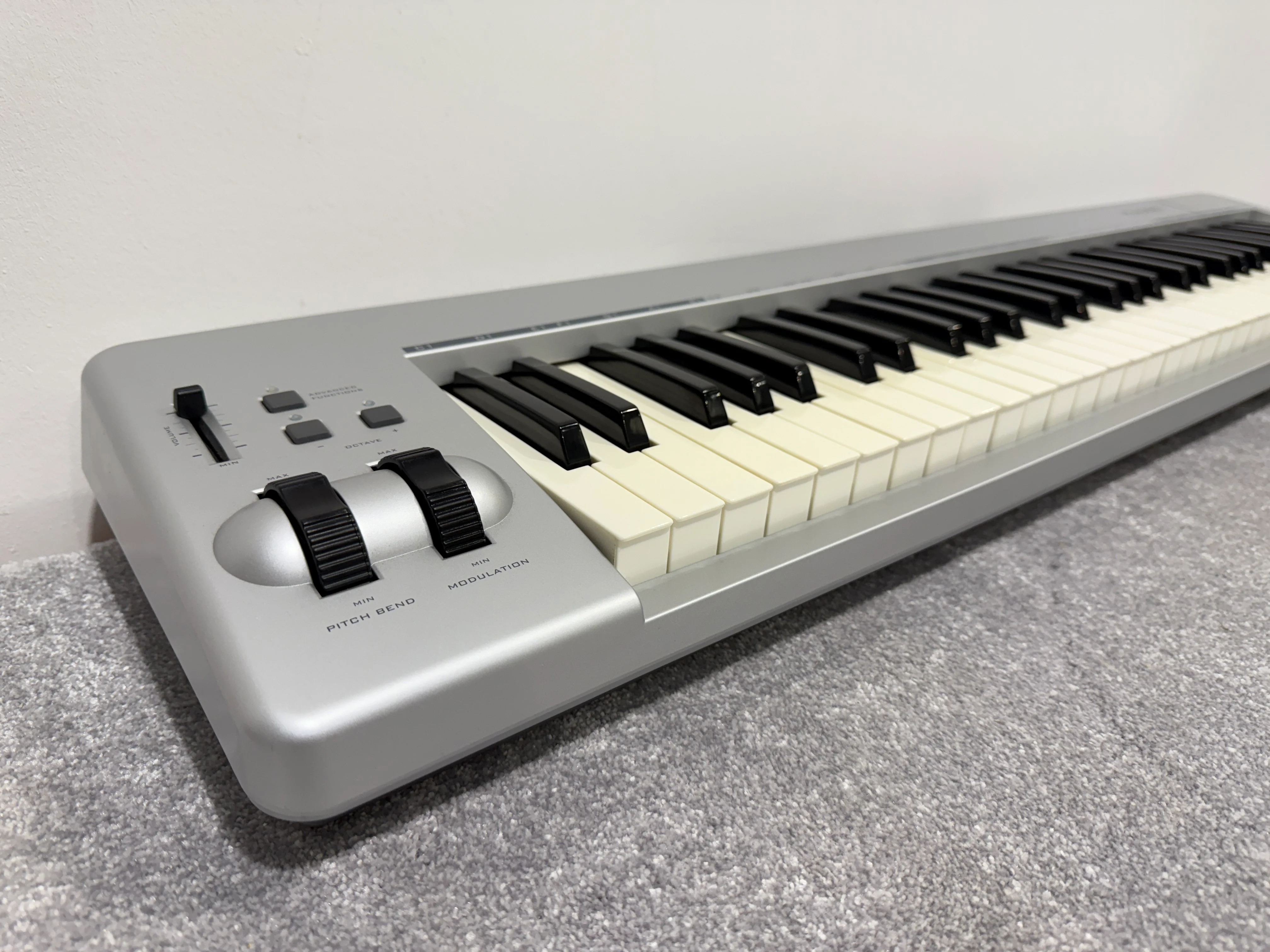 M-Audio Keystation 61es Semi Weighted USB Midi Controller / Keyboard - Image 15