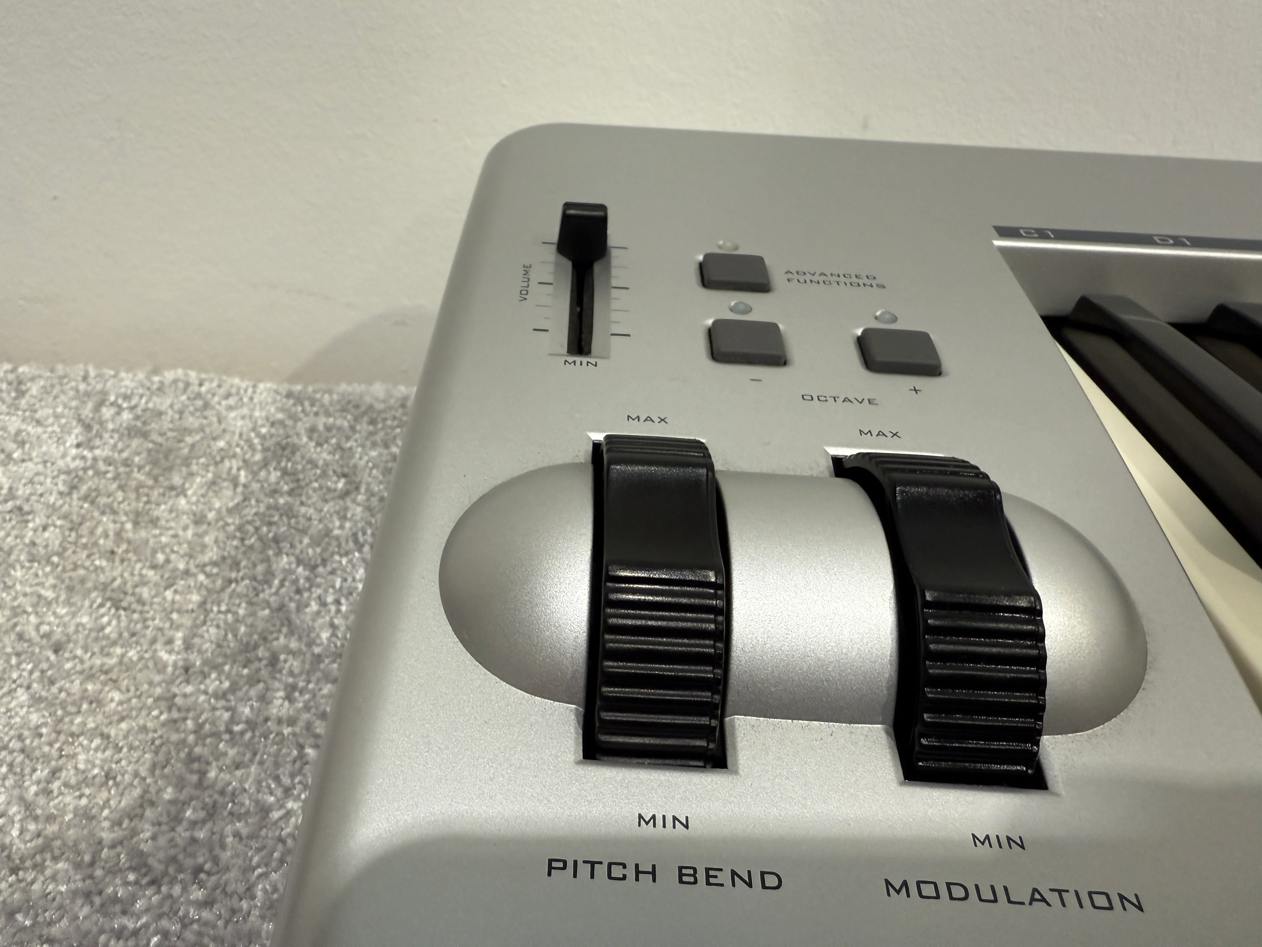 M-Audio Keystation 61es Semi Weighted USB Midi Controller / Keyboard - Image 18