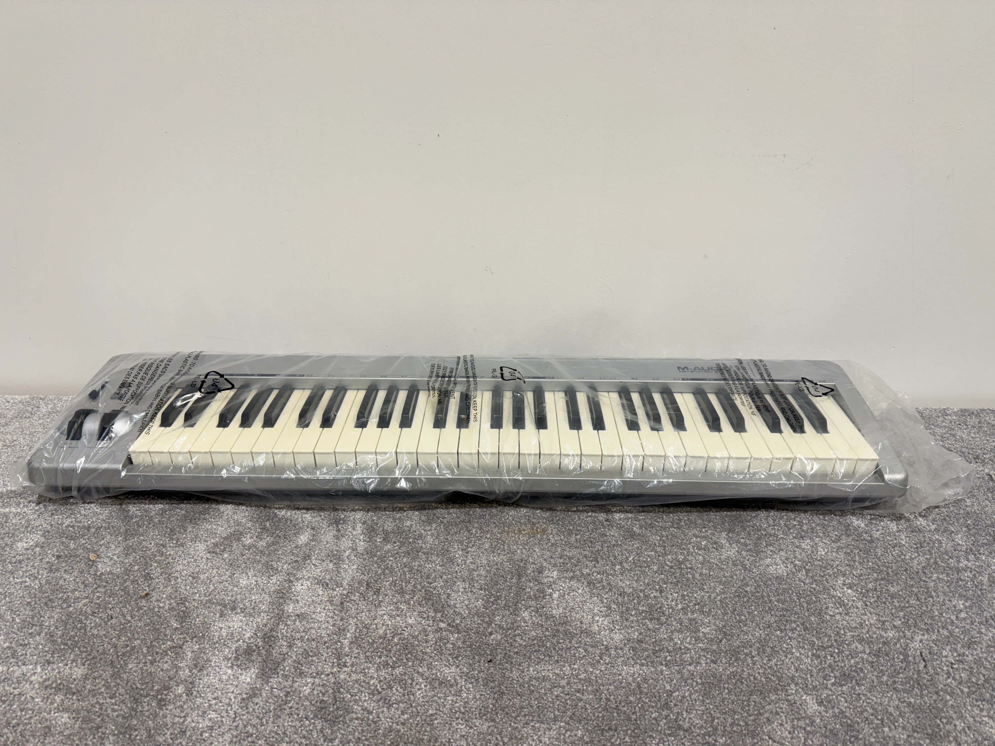 M-Audio Keystation 61es Semi Weighted USB Midi Controller / Keyboard - Image 2