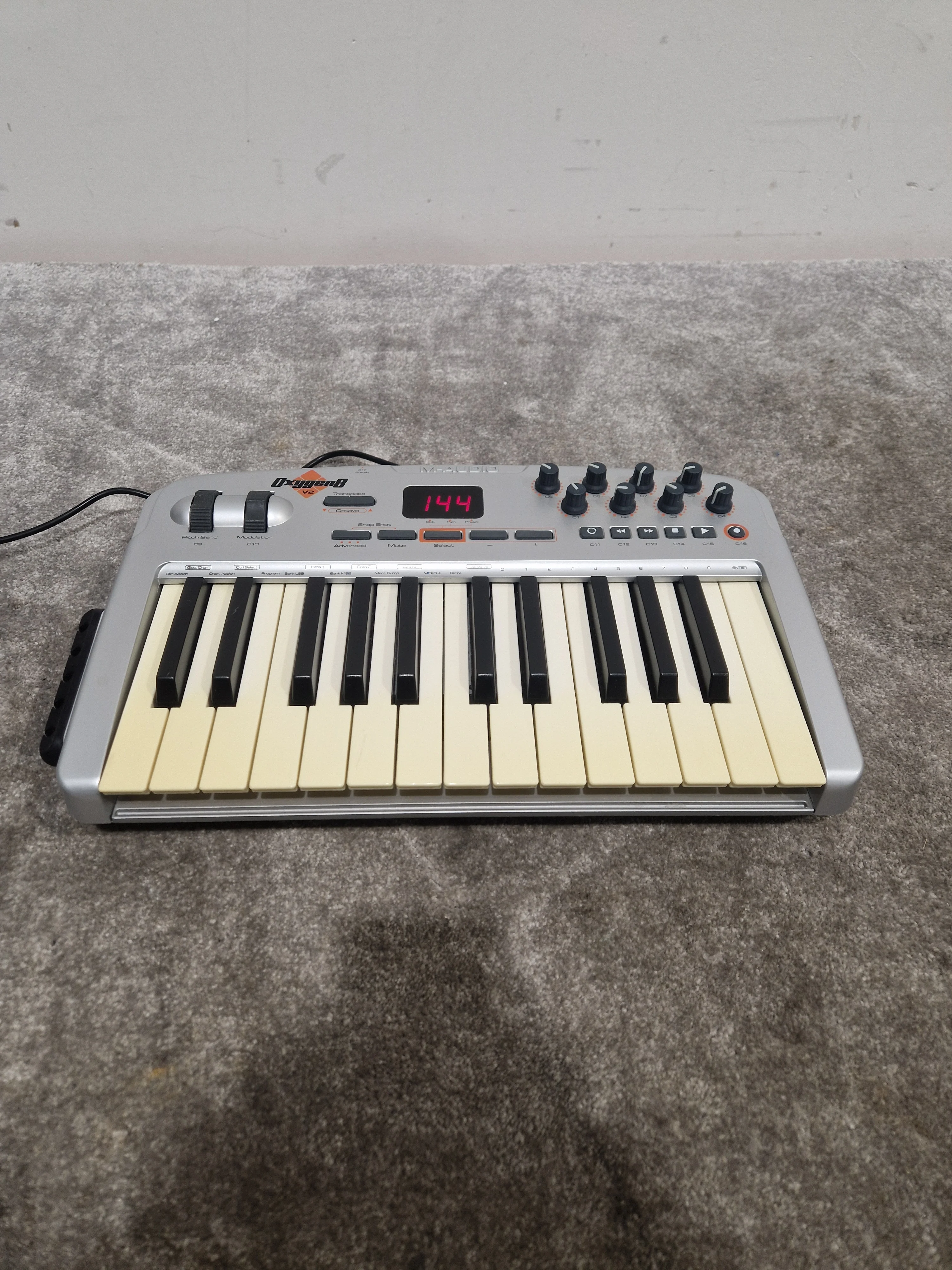 M-AUDIO Oxygen 8 V2 MIDI Controller - Portable Design - Good w/ Original Box & USB Cable - Image 13