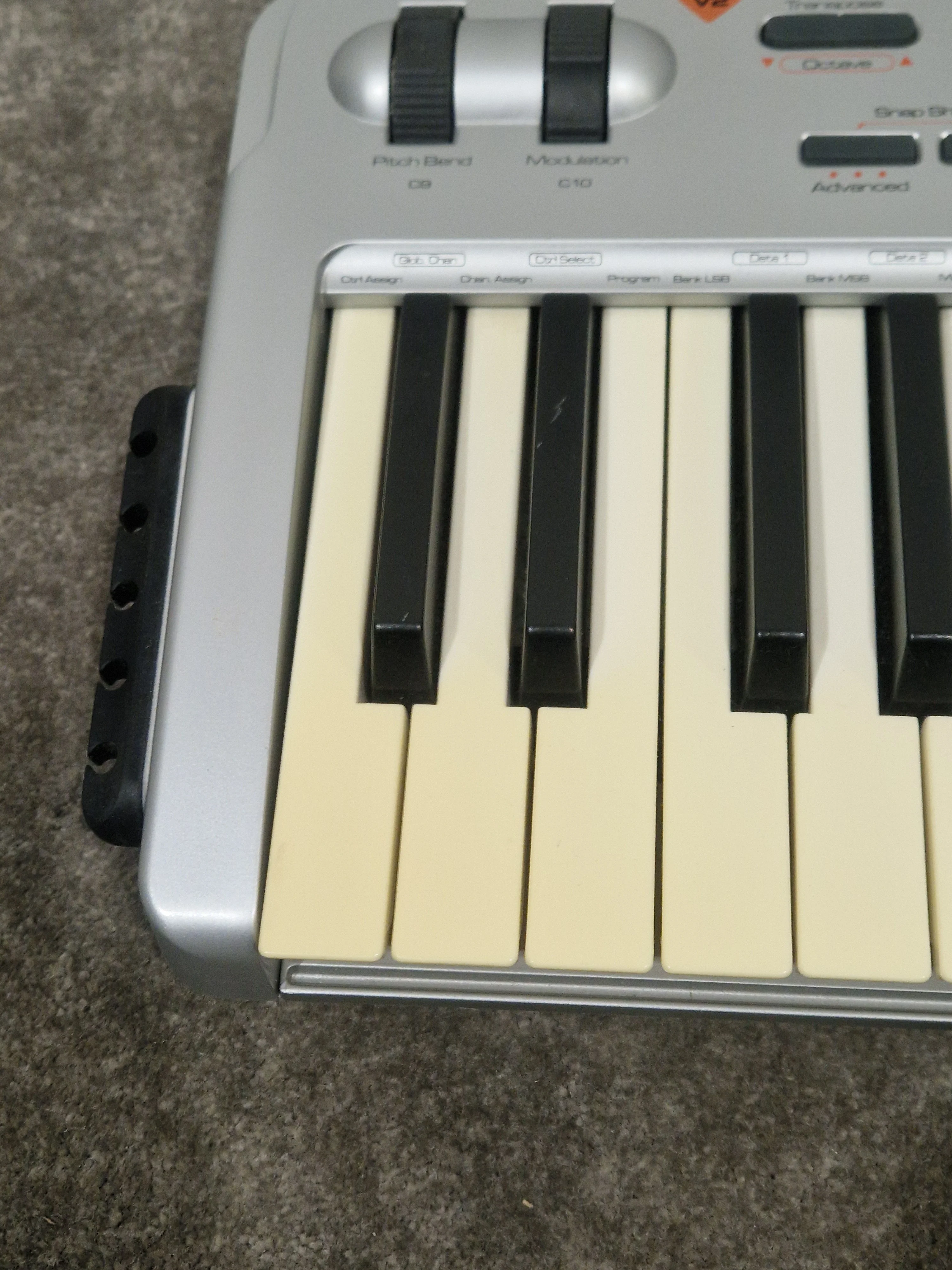 M-AUDIO Oxygen 8 V2 MIDI Controller - Portable Design - Good w/ Original Box & USB Cable - Image 14