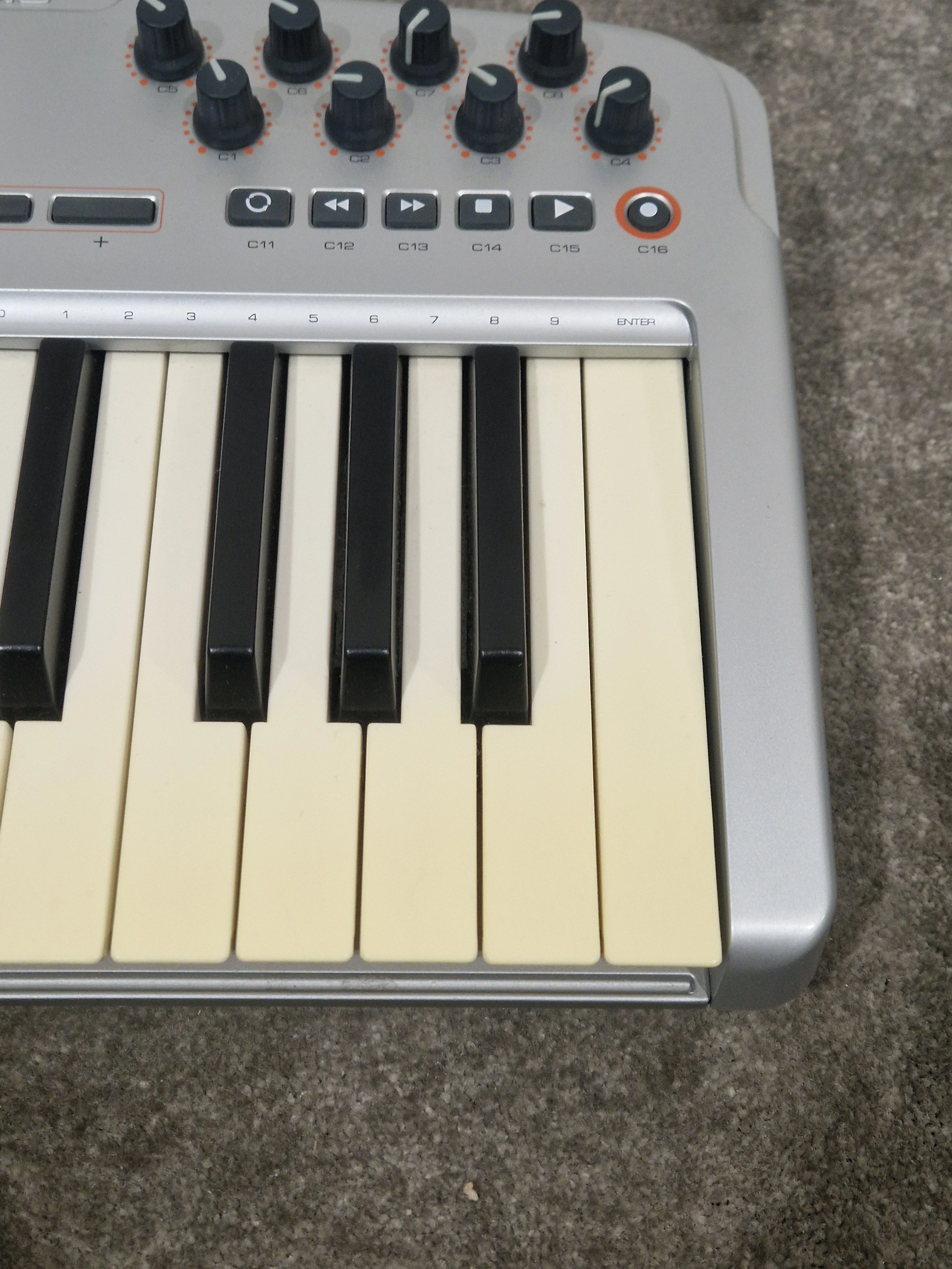 M-AUDIO Oxygen 8 V2 MIDI Controller - Portable Design - Good w/ Original Box & USB Cable - Image 3
