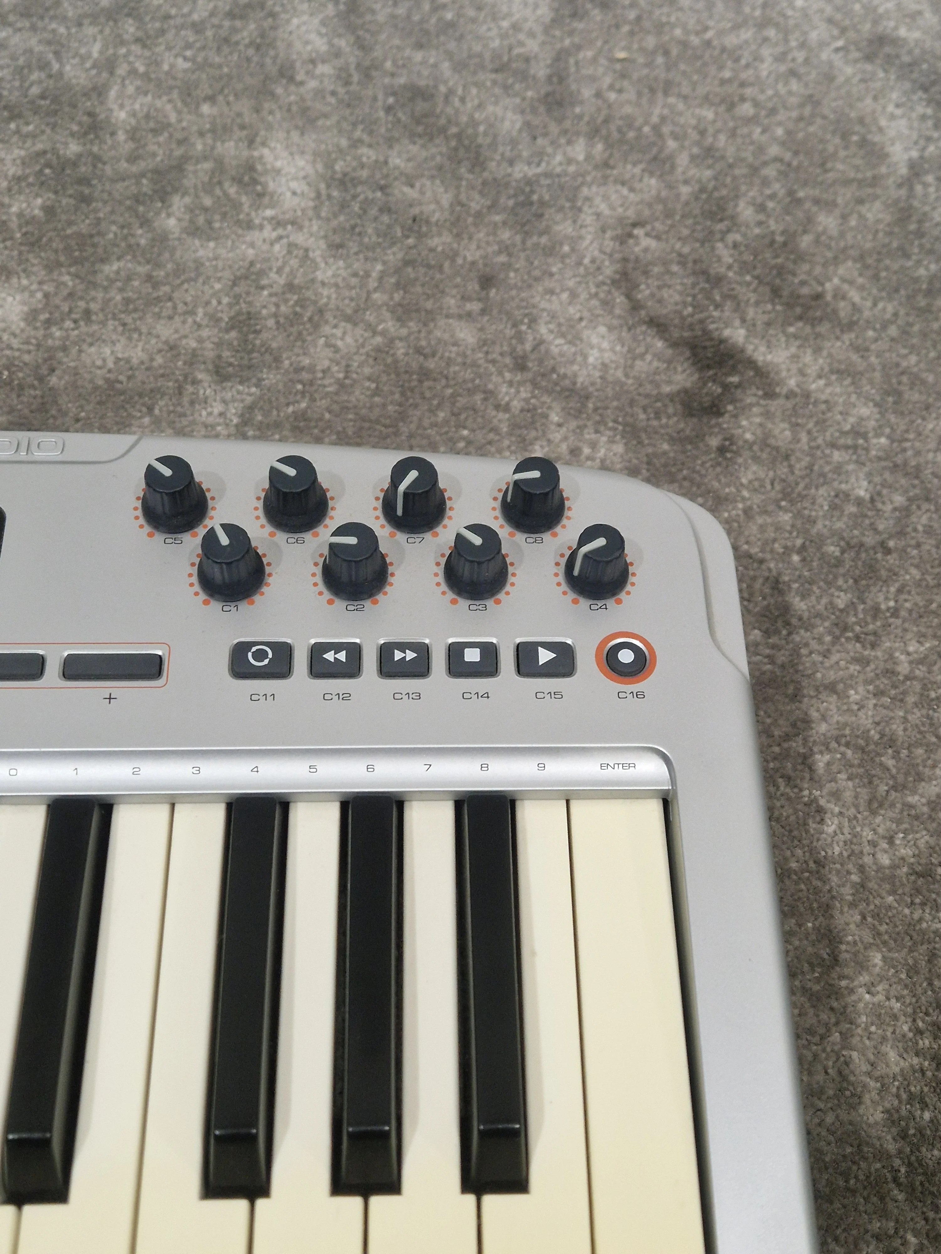 M-AUDIO Oxygen 8 V2 MIDI Controller - Portable Design - Good w/ Original Box & USB Cable - Image 4
