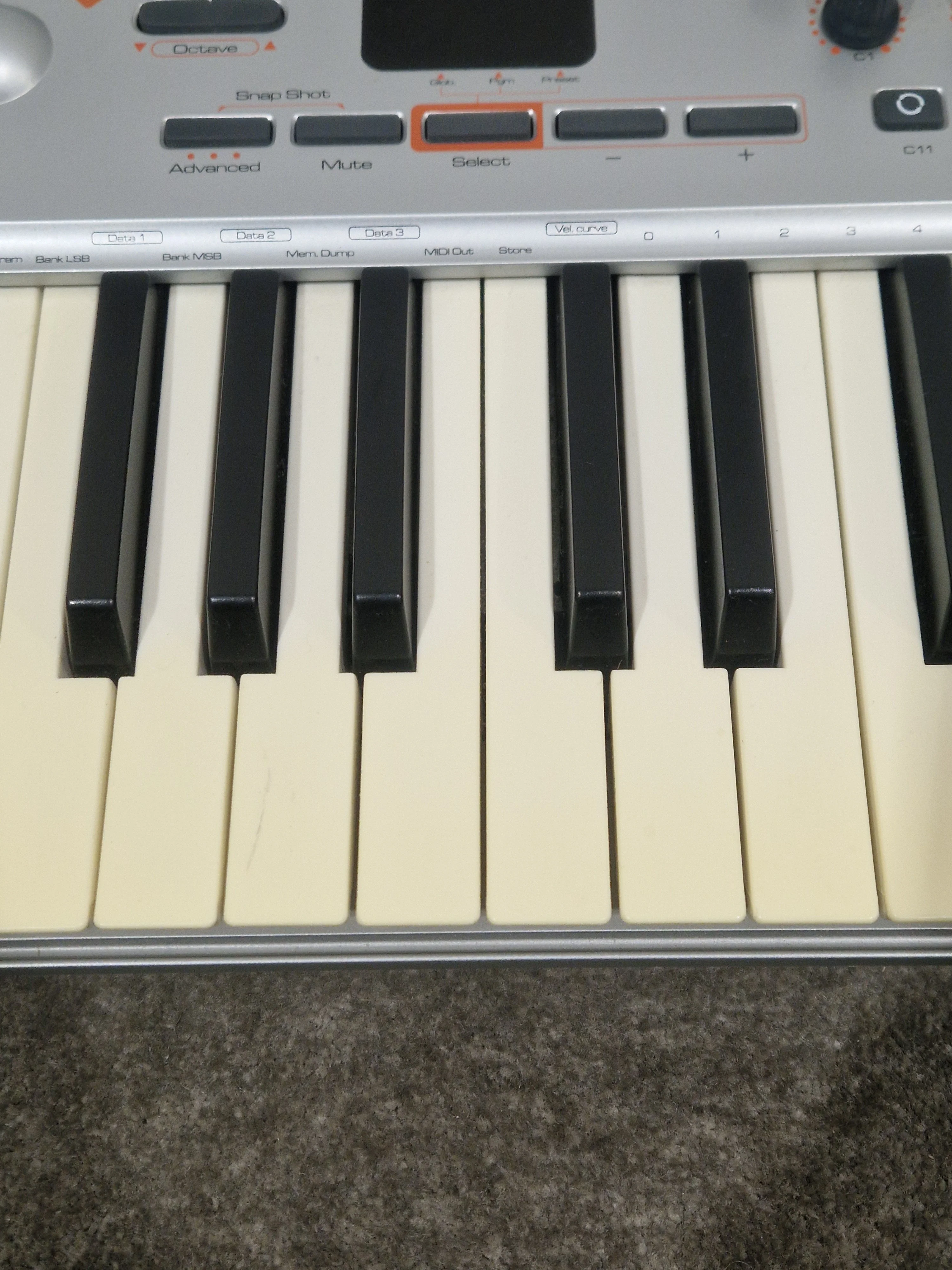 M-AUDIO Oxygen 8 V2 MIDI Controller - Portable Design - Good w/ Original Box & USB Cable - Image 7