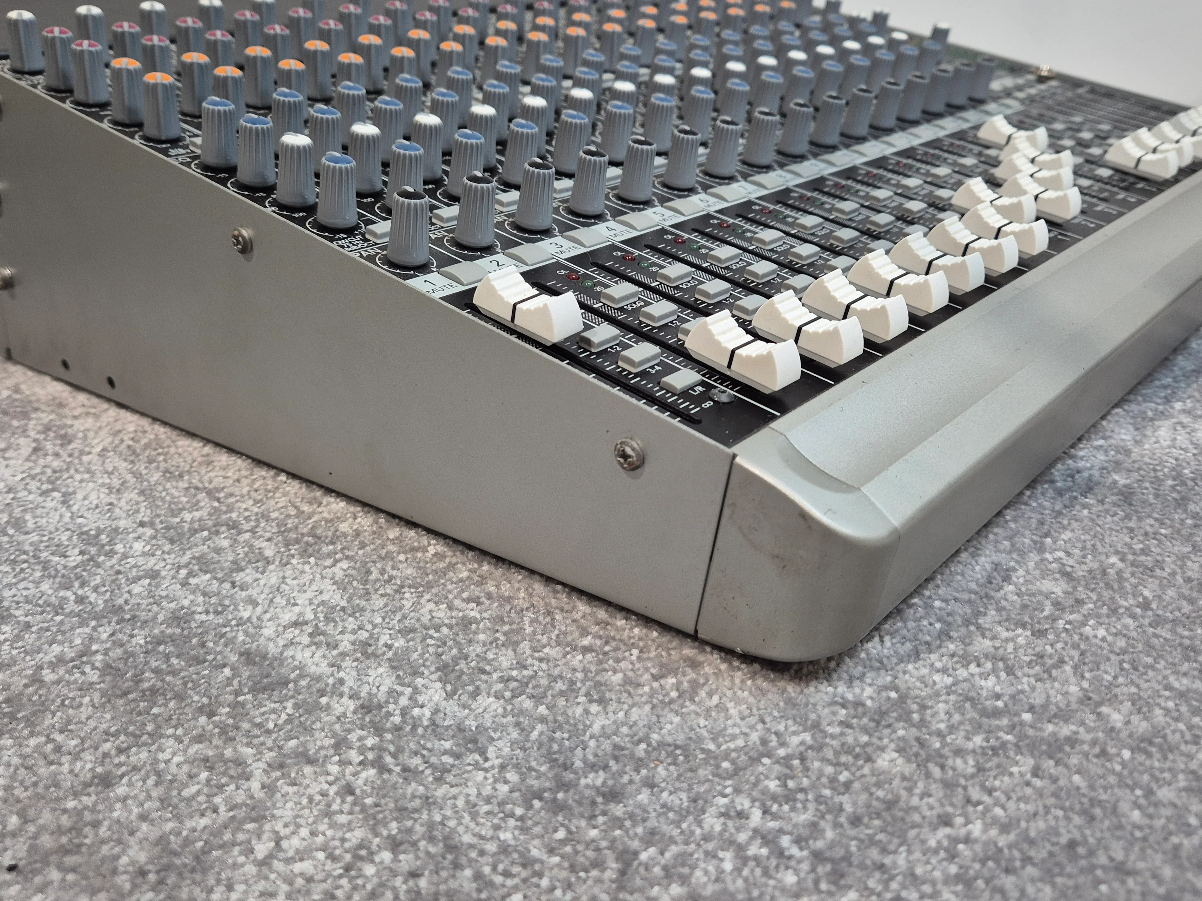 Mackie 1604 VLZ3 - 16-Channel Compact Mixer + Flight Case - Image 10