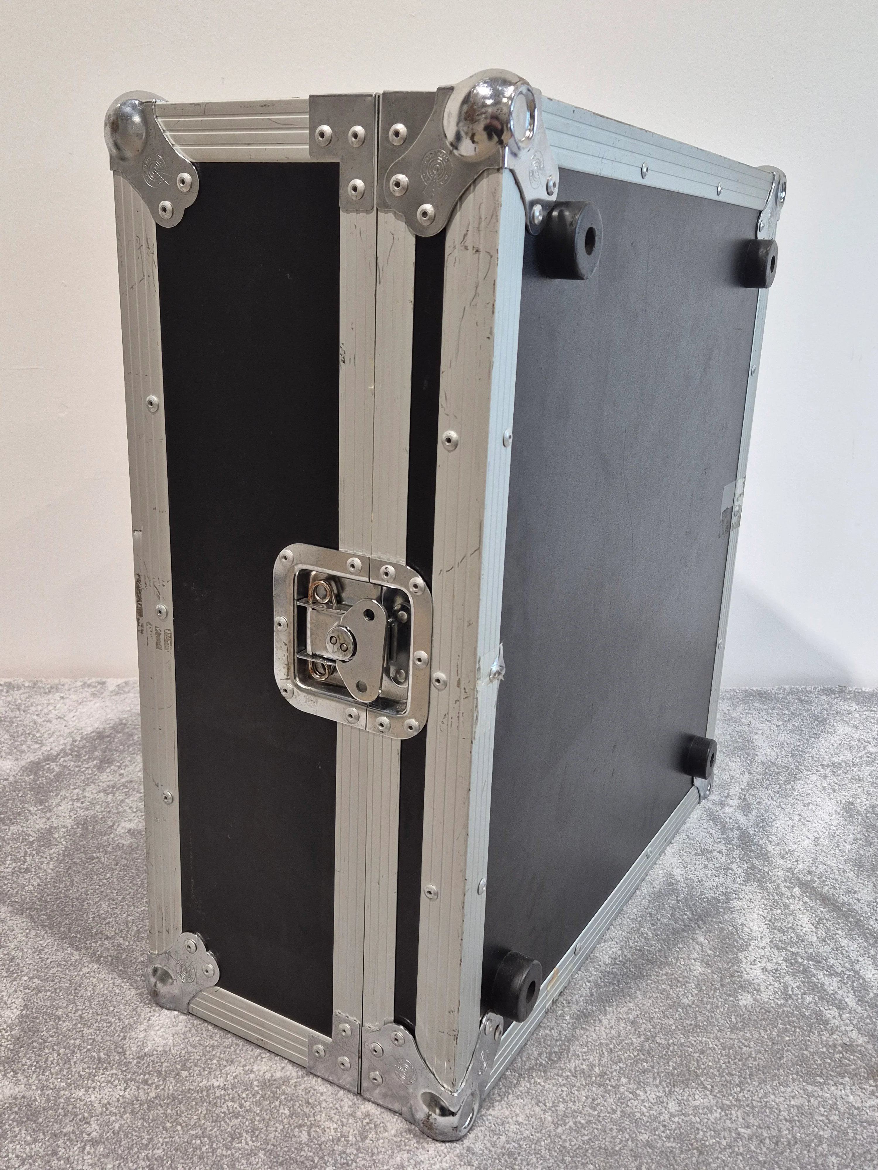 Mackie 1604 VLZ3 - 16-Channel Compact Mixer + Flight Case - Image 12