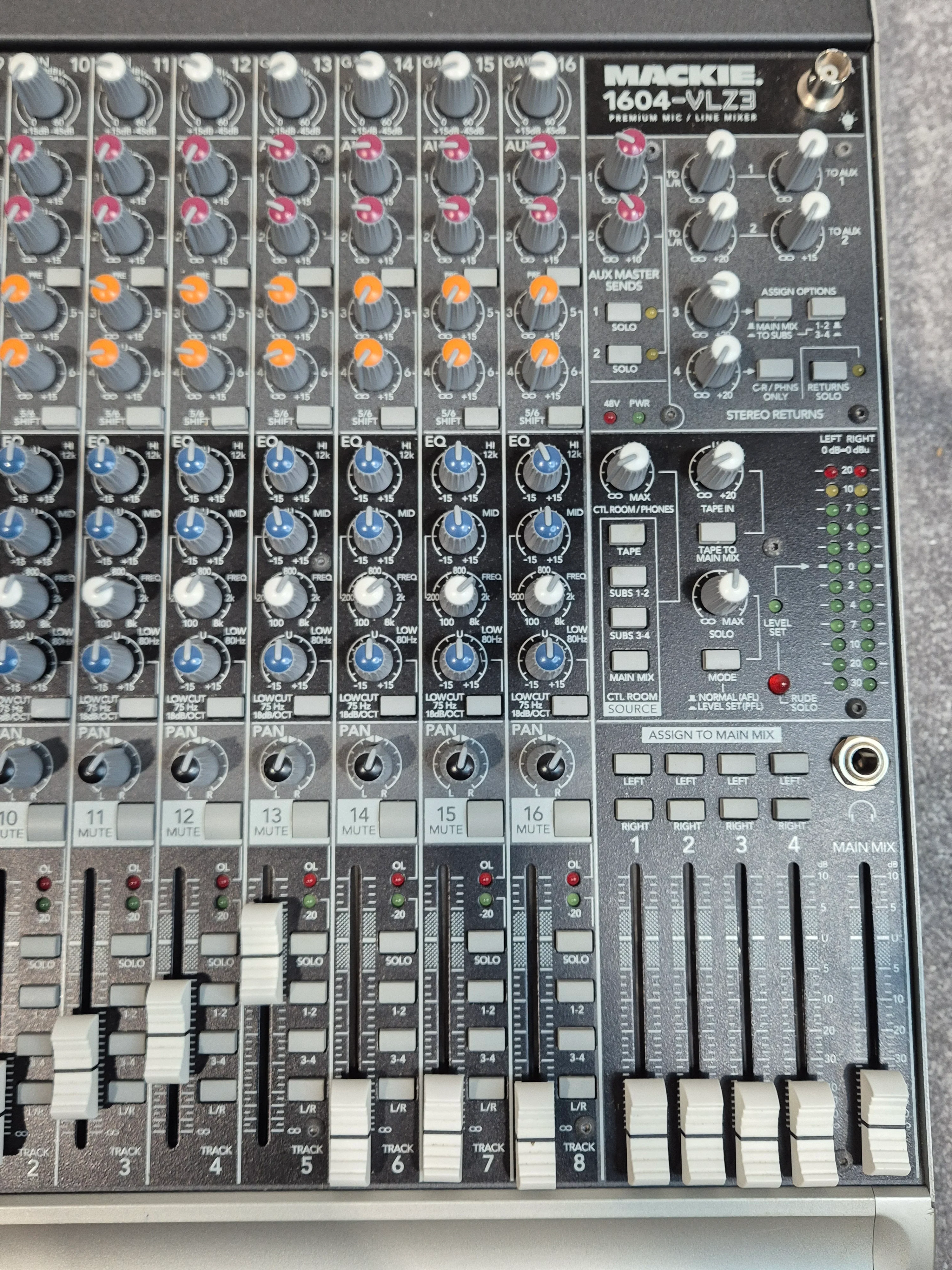 Mackie 1604 VLZ3 - 16-Channel Compact Mixer + Flight Case - Image 2