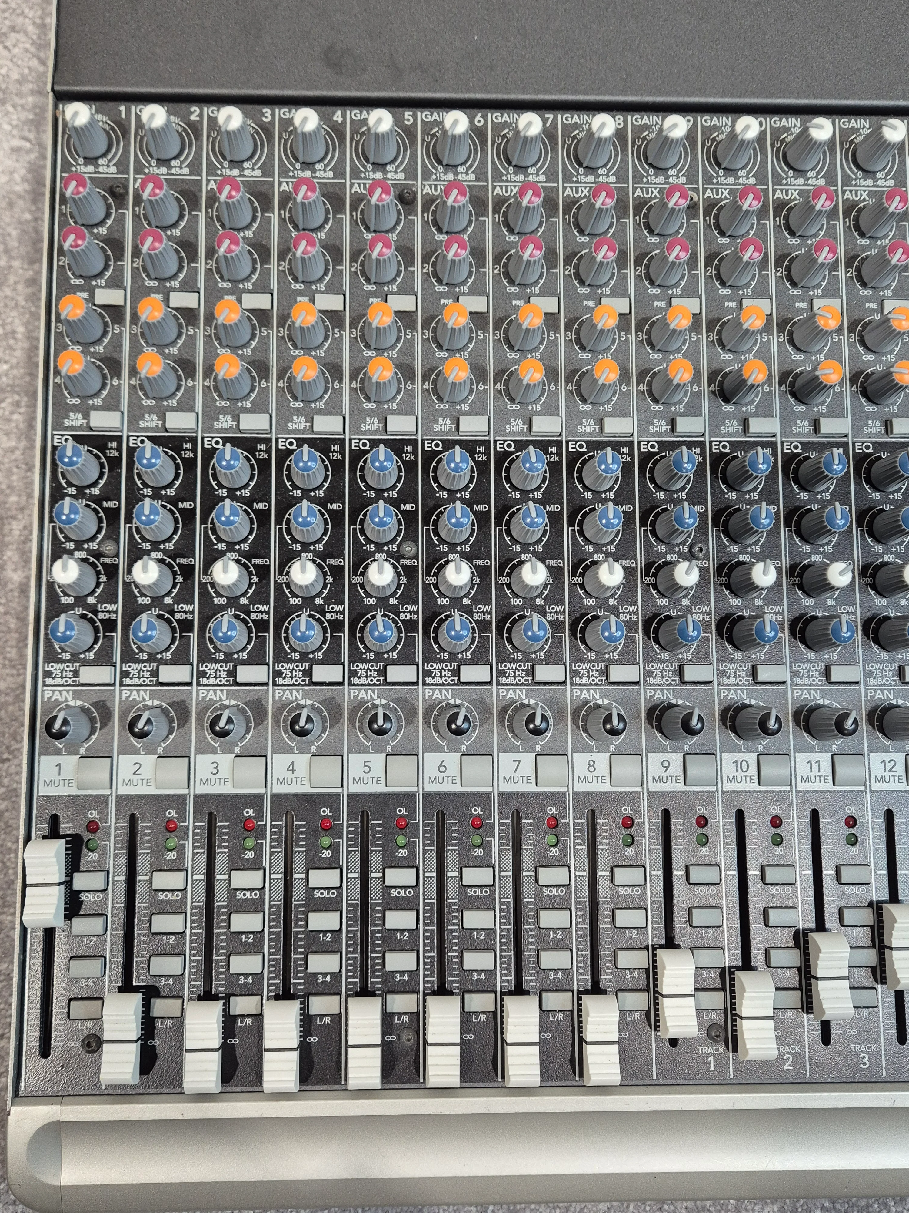 Mackie 1604 VLZ3 - 16-Channel Compact Mixer + Flight Case - Image 3