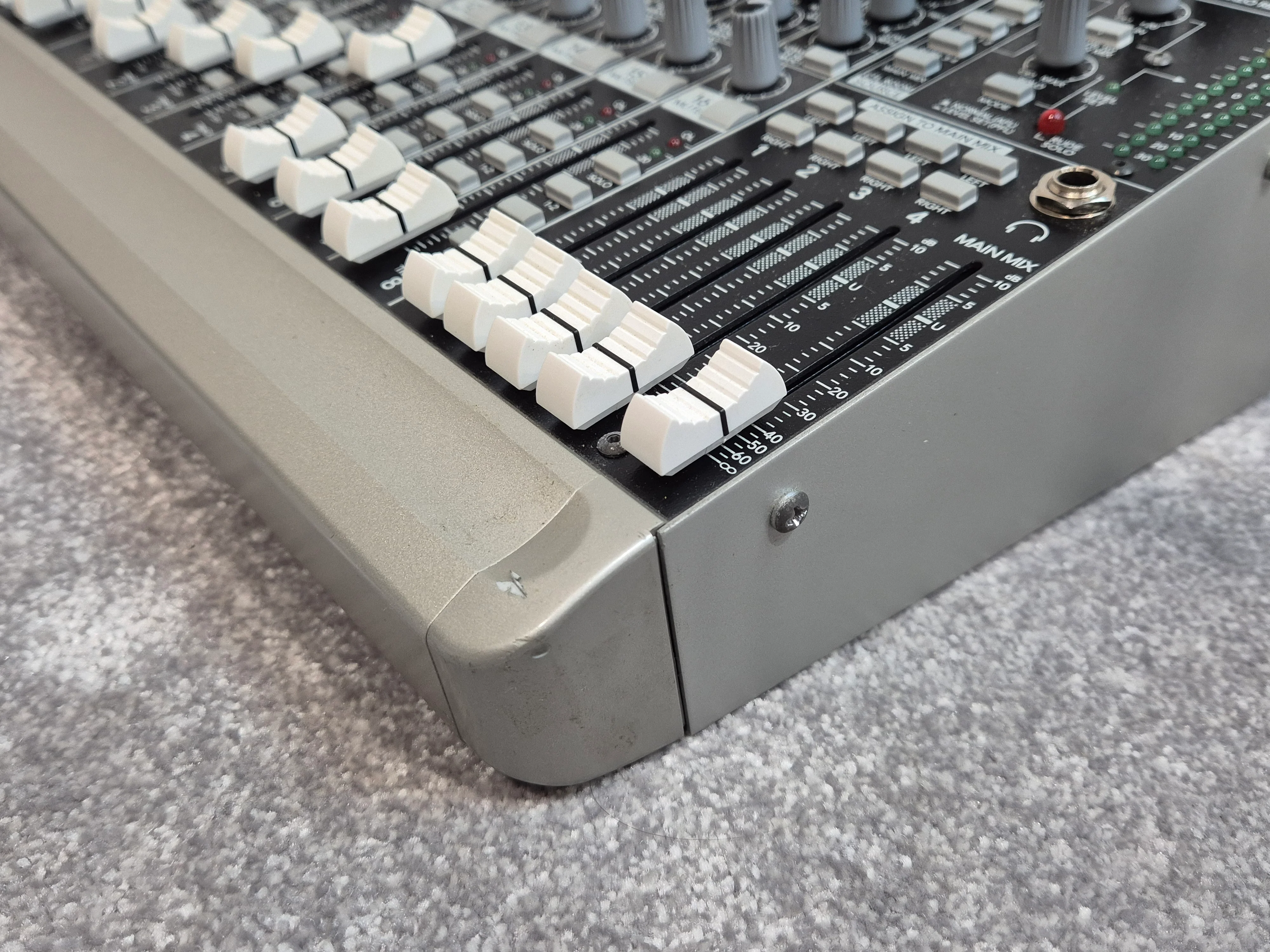 Mackie 1604 VLZ3 - 16-Channel Compact Mixer + Flight Case - Image 4