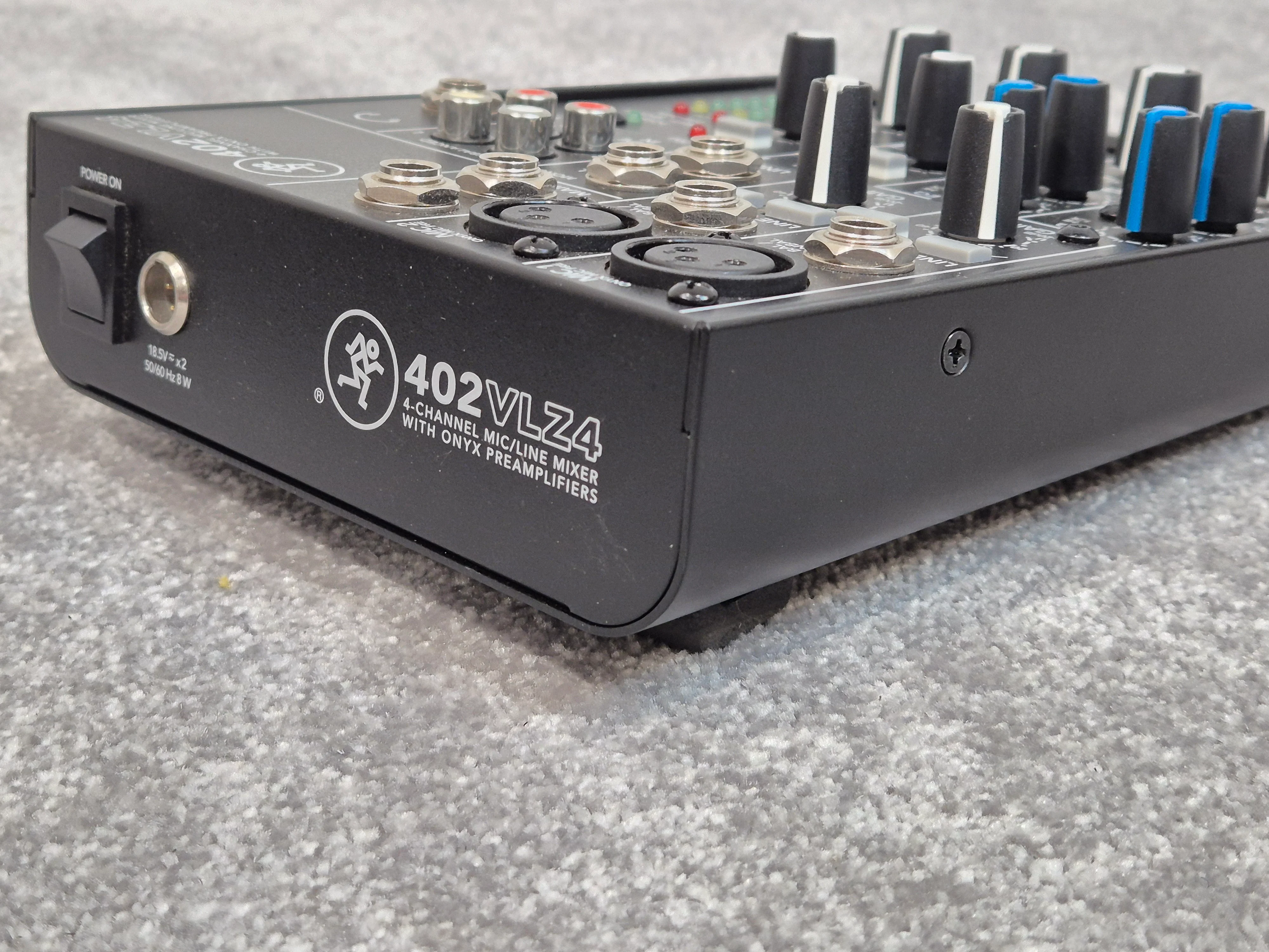 Mackie 402VLZ4 - 4-channel Compact Analogue Mixer - Image 6