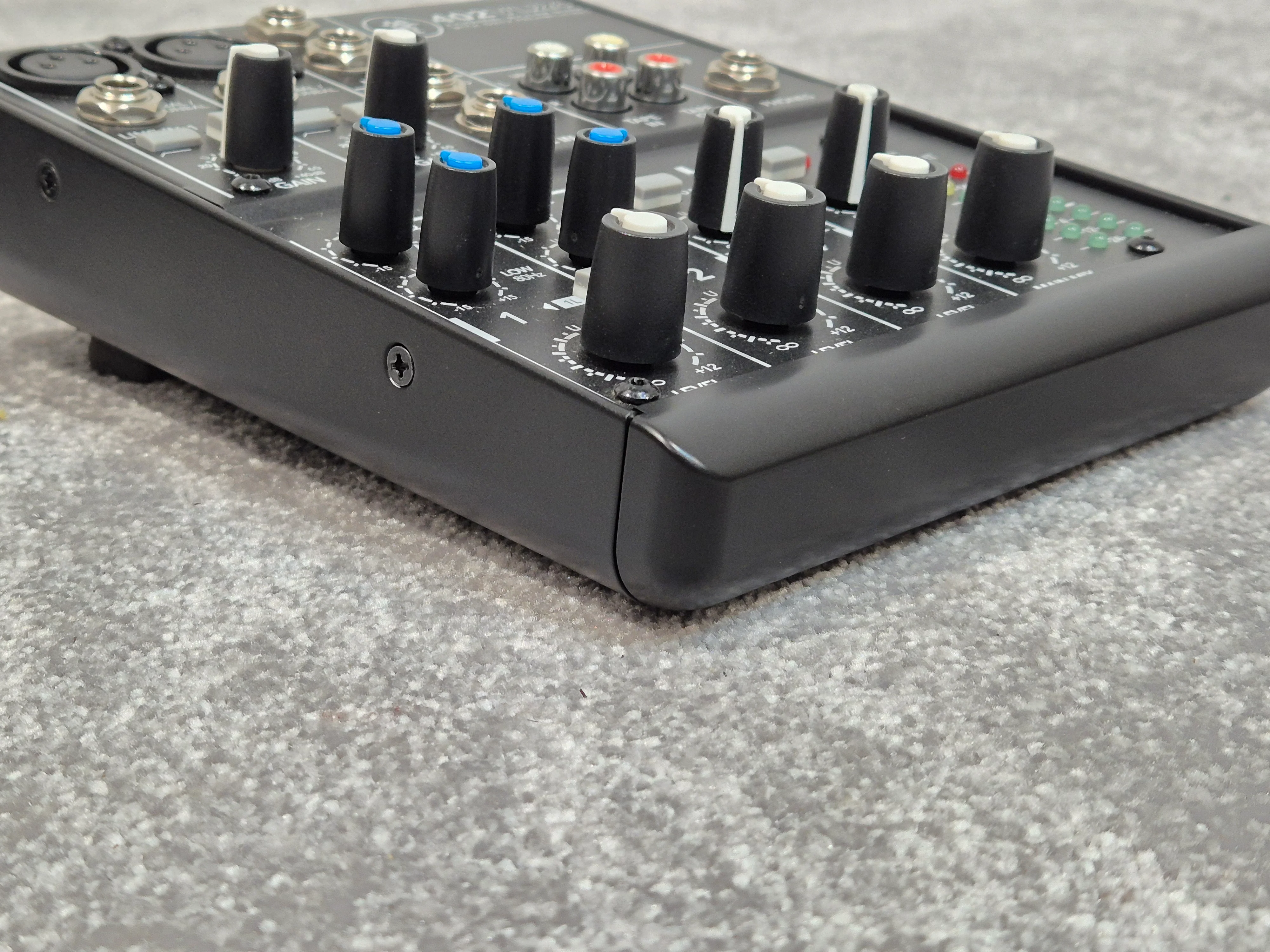 Mackie 402VLZ4 - 4-channel Compact Analogue Mixer - Image 7