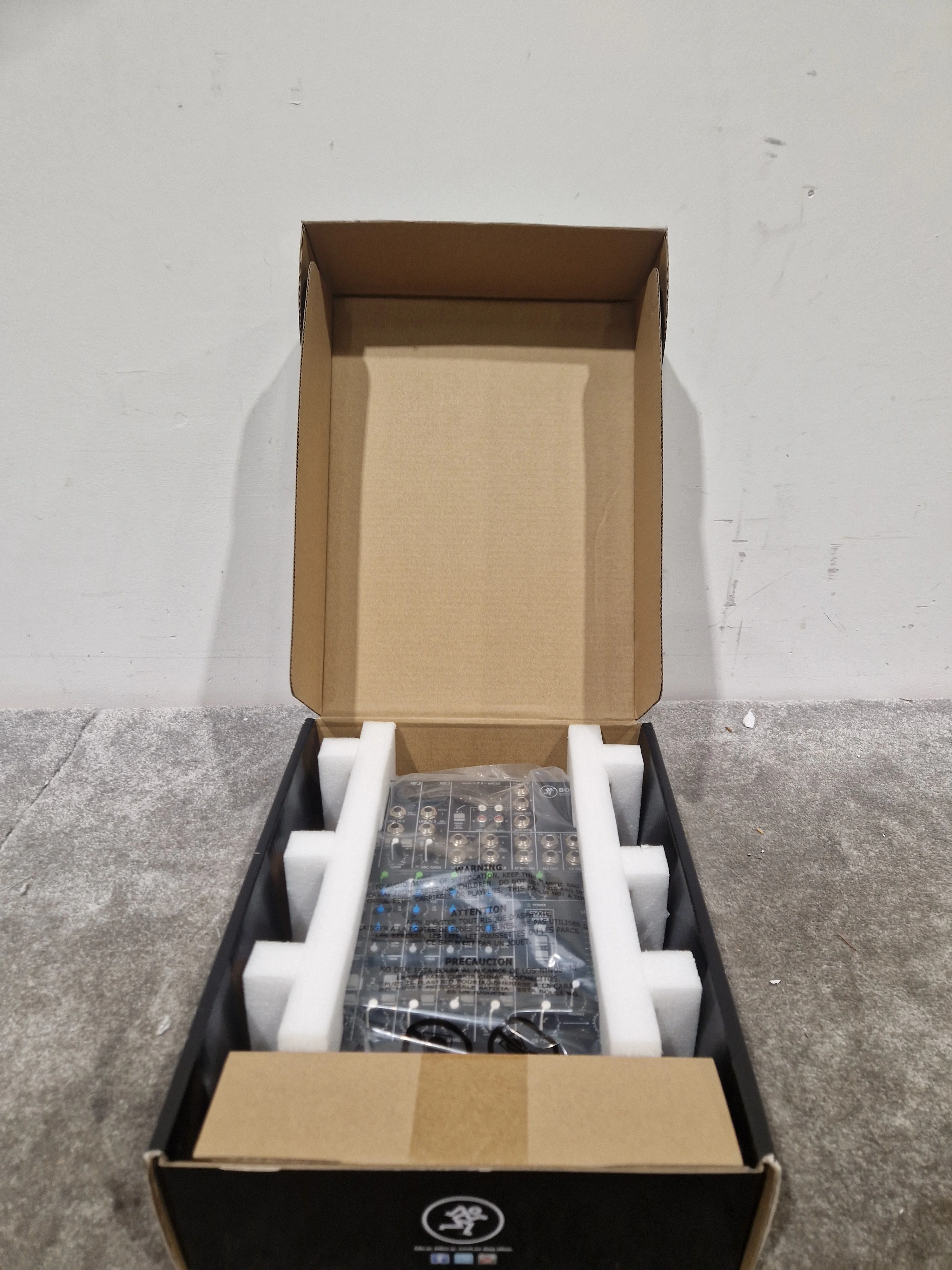 Mackie 802VLZ4 - 8-Channel Mic/Line Mixer with Onyx Preamps - Excellent w/ Original Box - Image 2