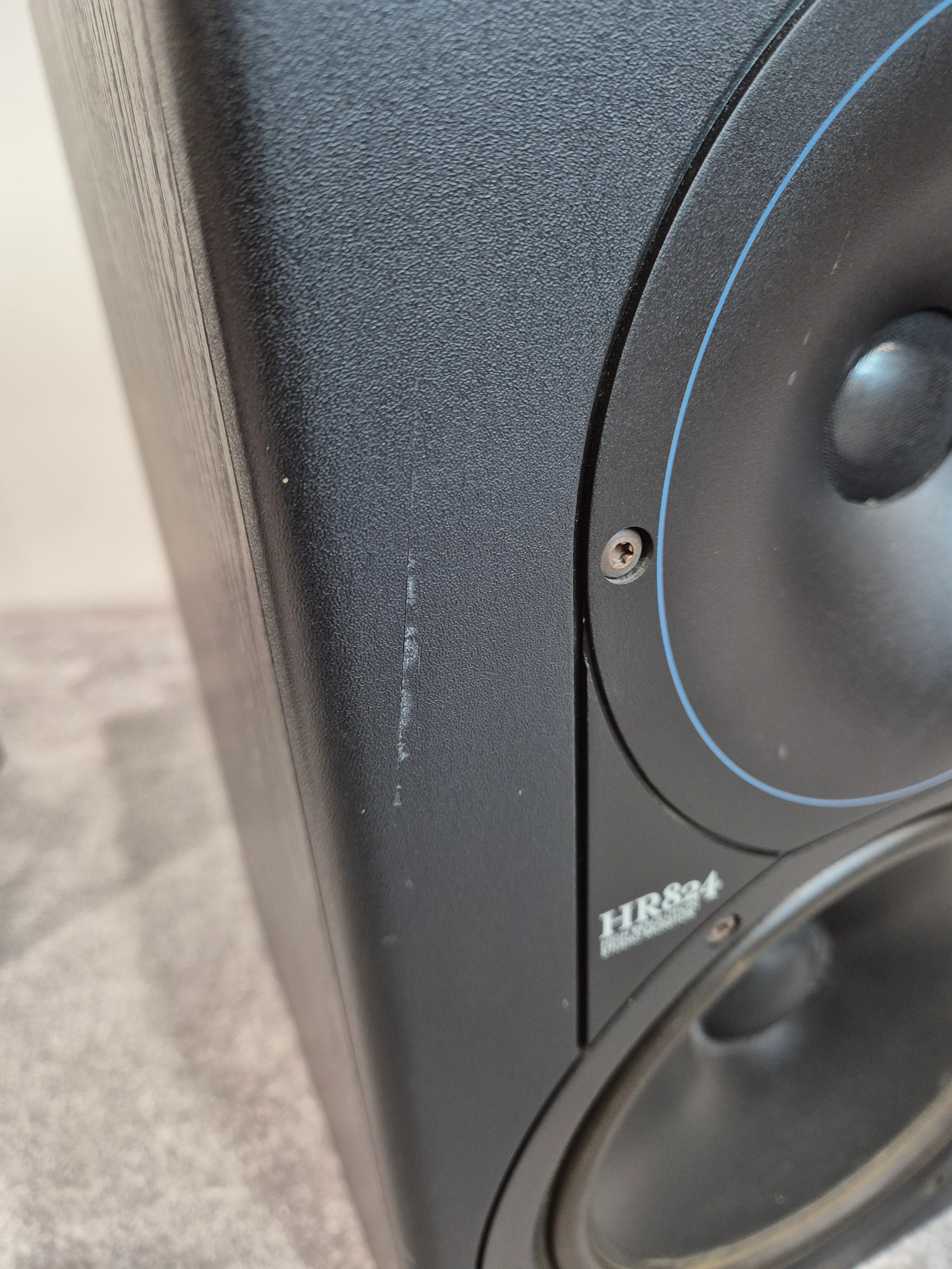 Mackie HR824 - 8-inch Active studio monitor - Pair ( One Faulty Woofer) - Image 13