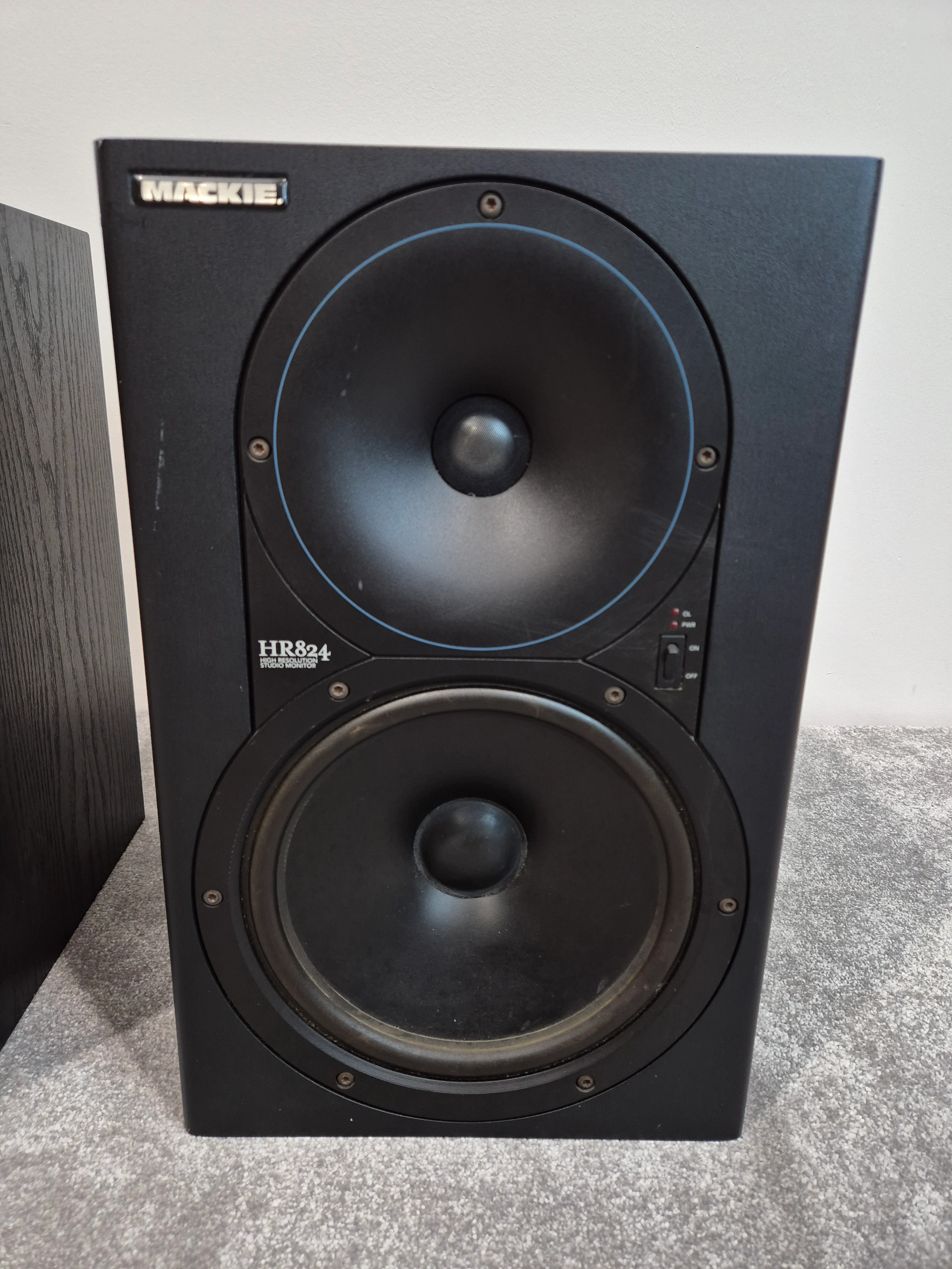 Mackie HR824 - 8-inch Active studio monitor - Pair ( One Faulty Woofer) - Image 2