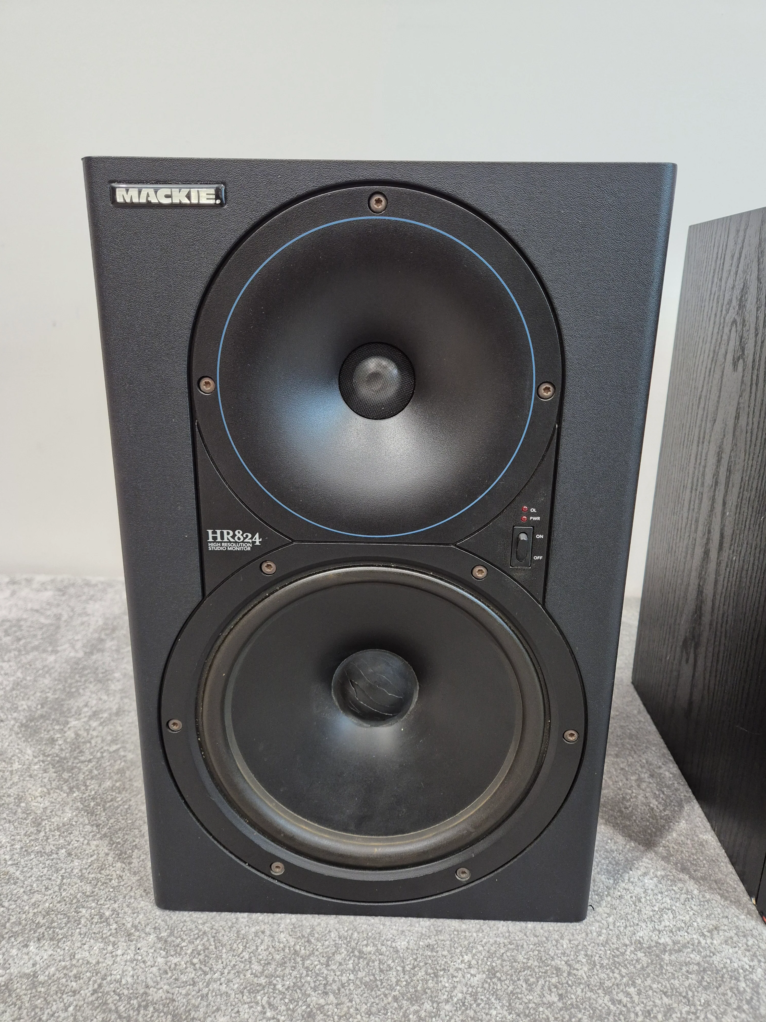 Mackie HR824 - 8-inch Active studio monitor - Pair ( One Faulty Woofer) - Image 3