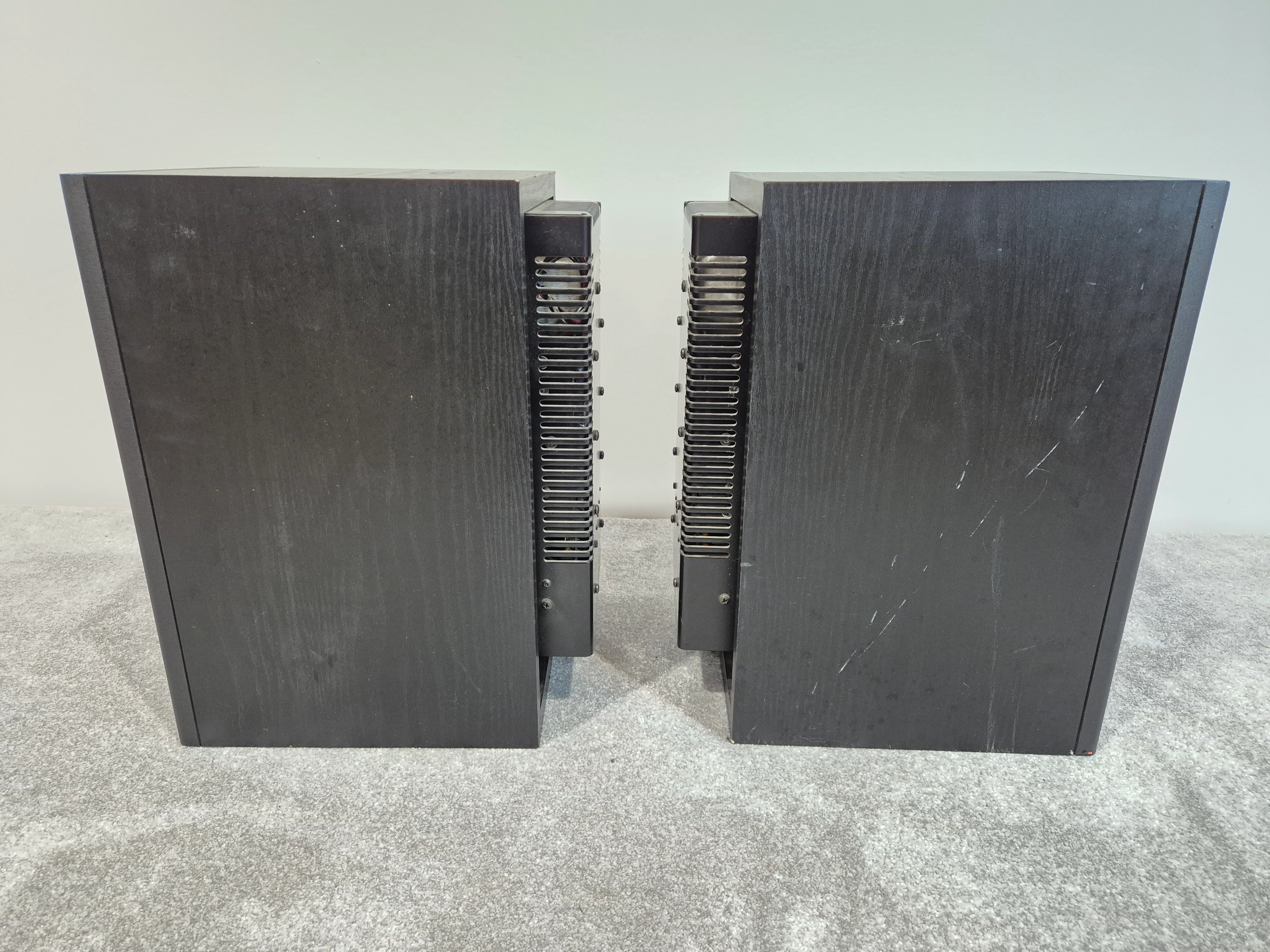 Mackie HR824 - 8-inch Active studio monitor - Pair ( One Faulty Woofer) - Image 5