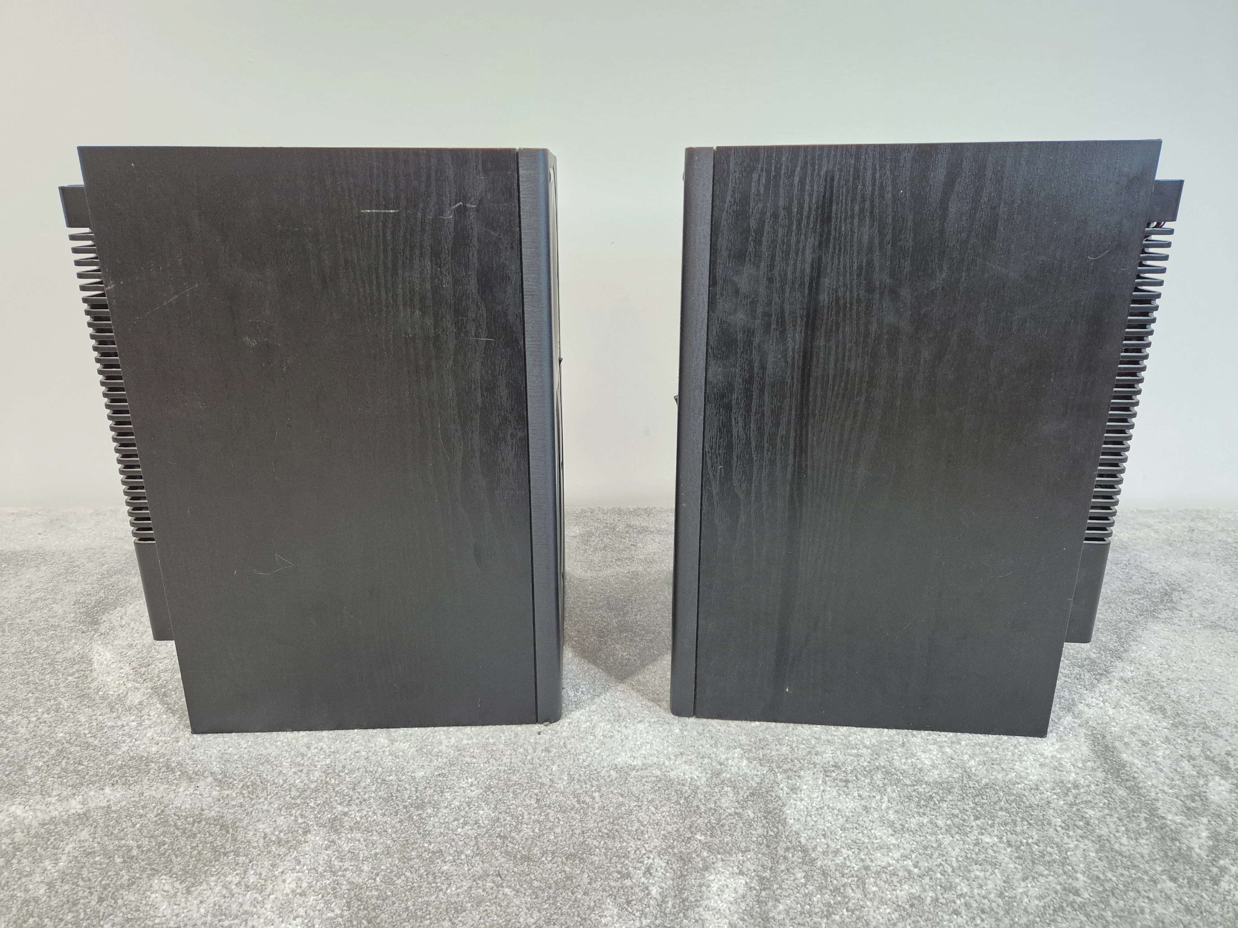 Mackie HR824 - 8-inch Active studio monitor - Pair ( One Faulty Woofer) - Image 9