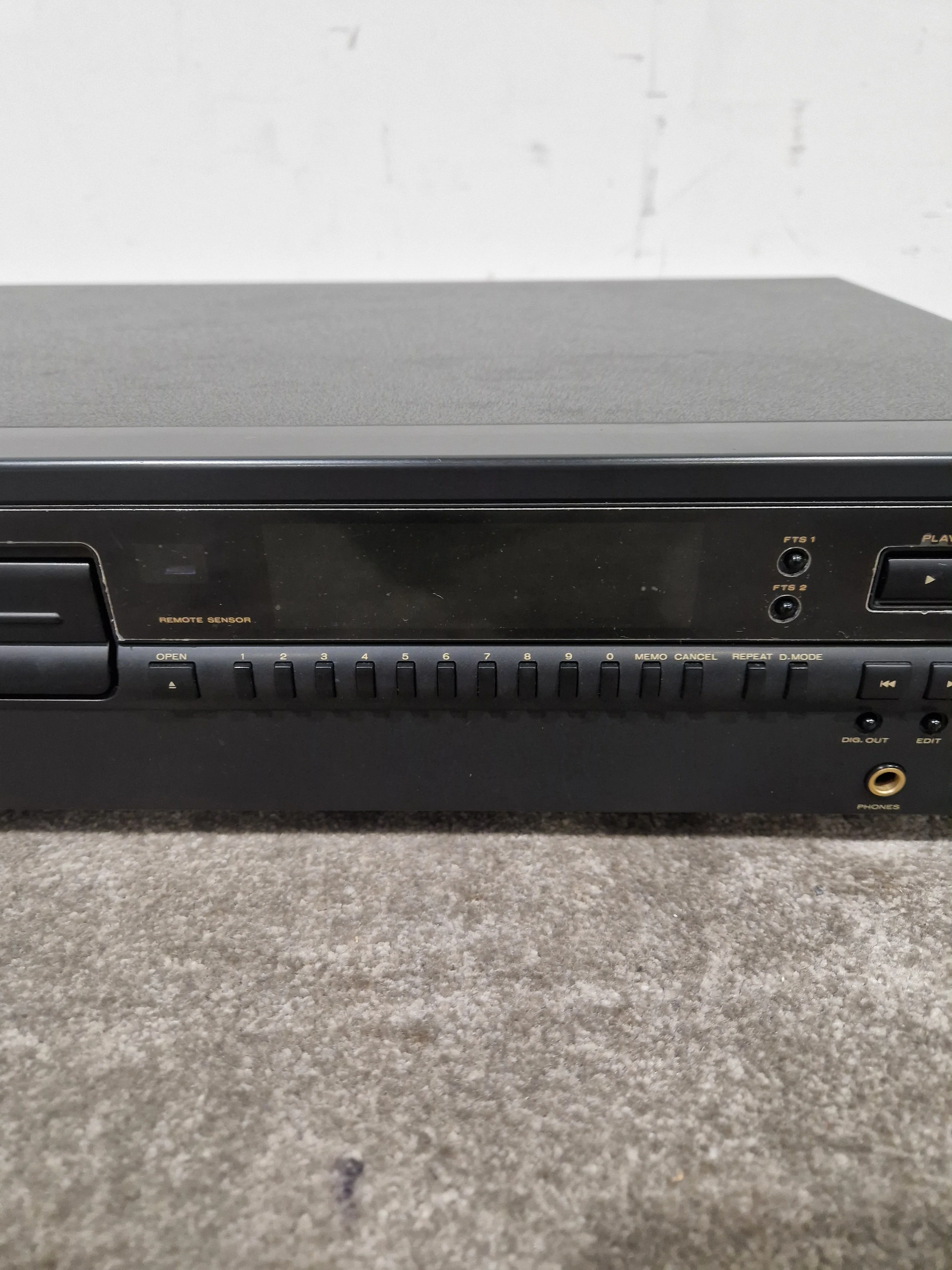 Marantz CD-52 MkII - CD Player - Spares or Repair w/ Power Supply & Remote - Image 4