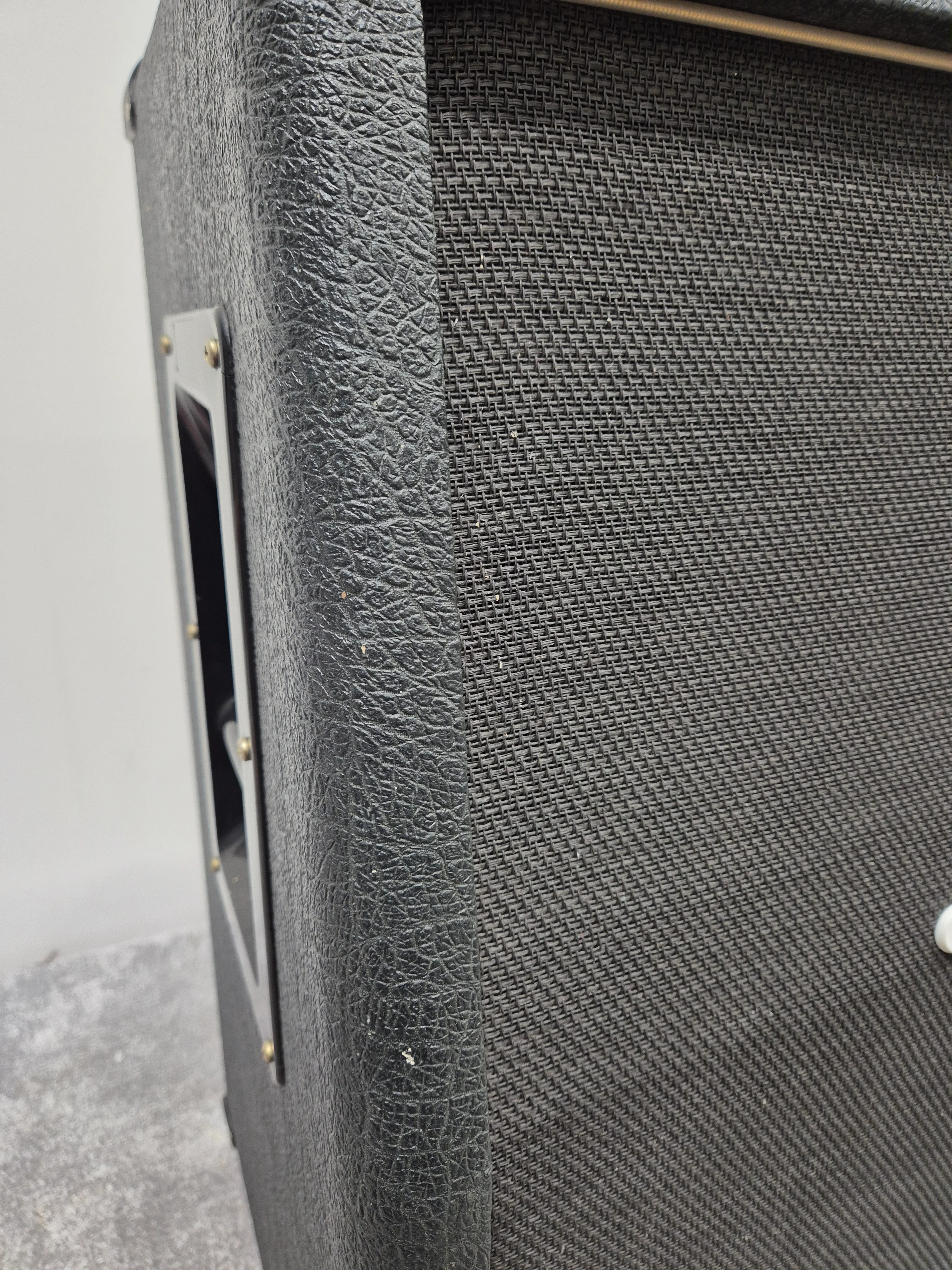 Marshall AVT412 - 200W 4x12 Angled Guitar Cabinet - Image 2
