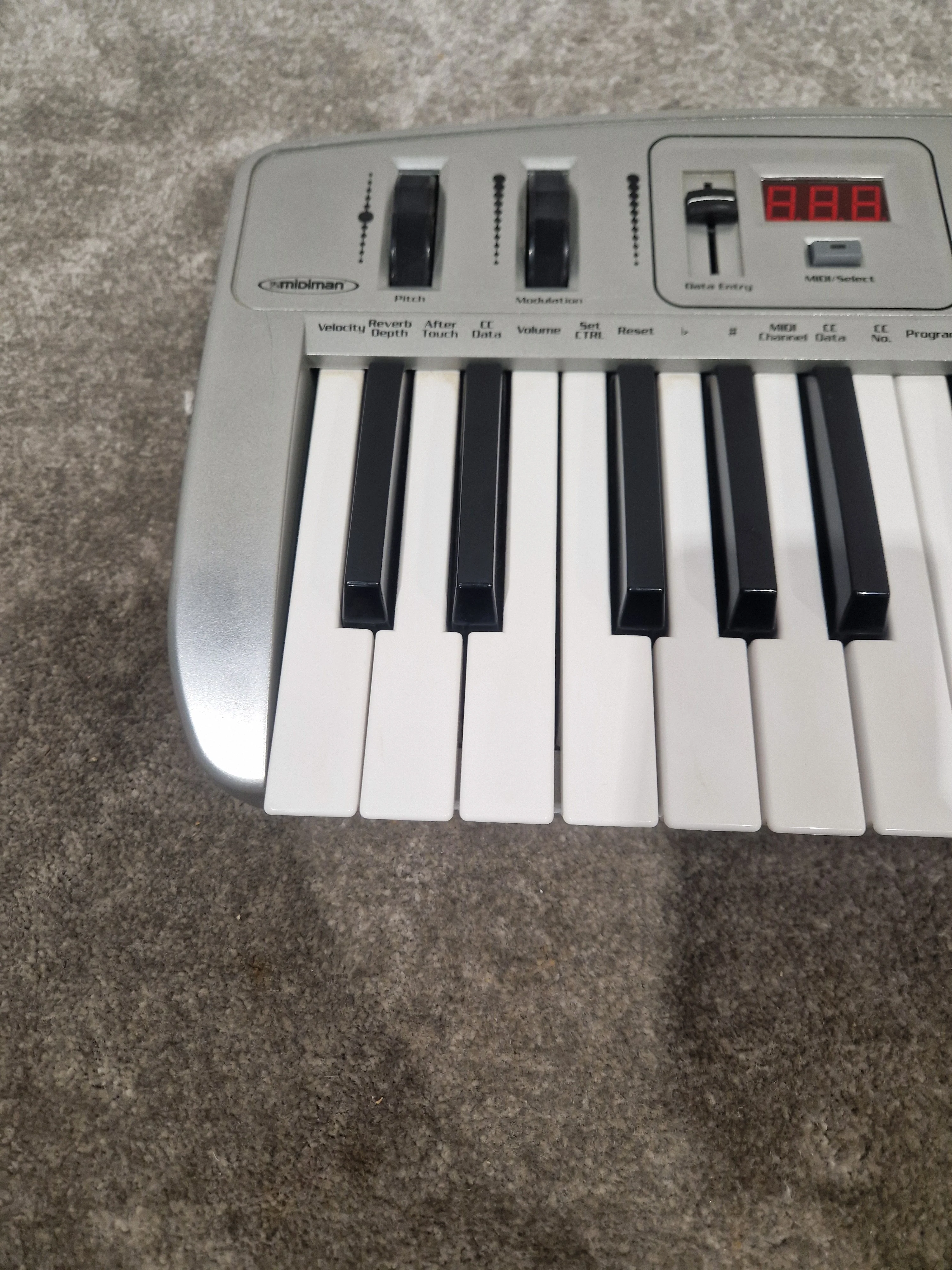Midiman Oxygen 8 - MIDI Controller Keyboard - Excellent - Image 12