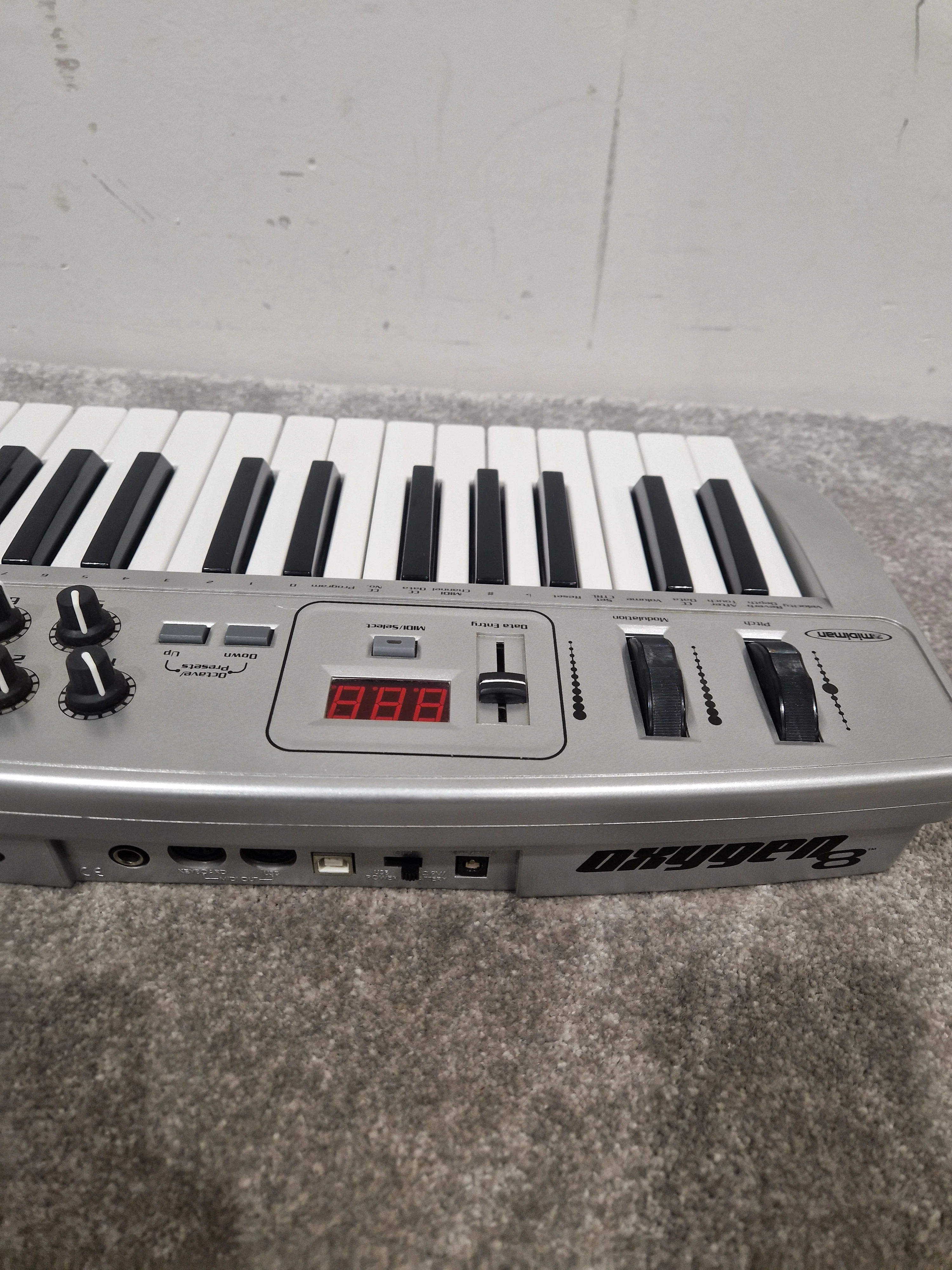 Midiman Oxygen 8 - MIDI Controller Keyboard - Excellent - Image 16