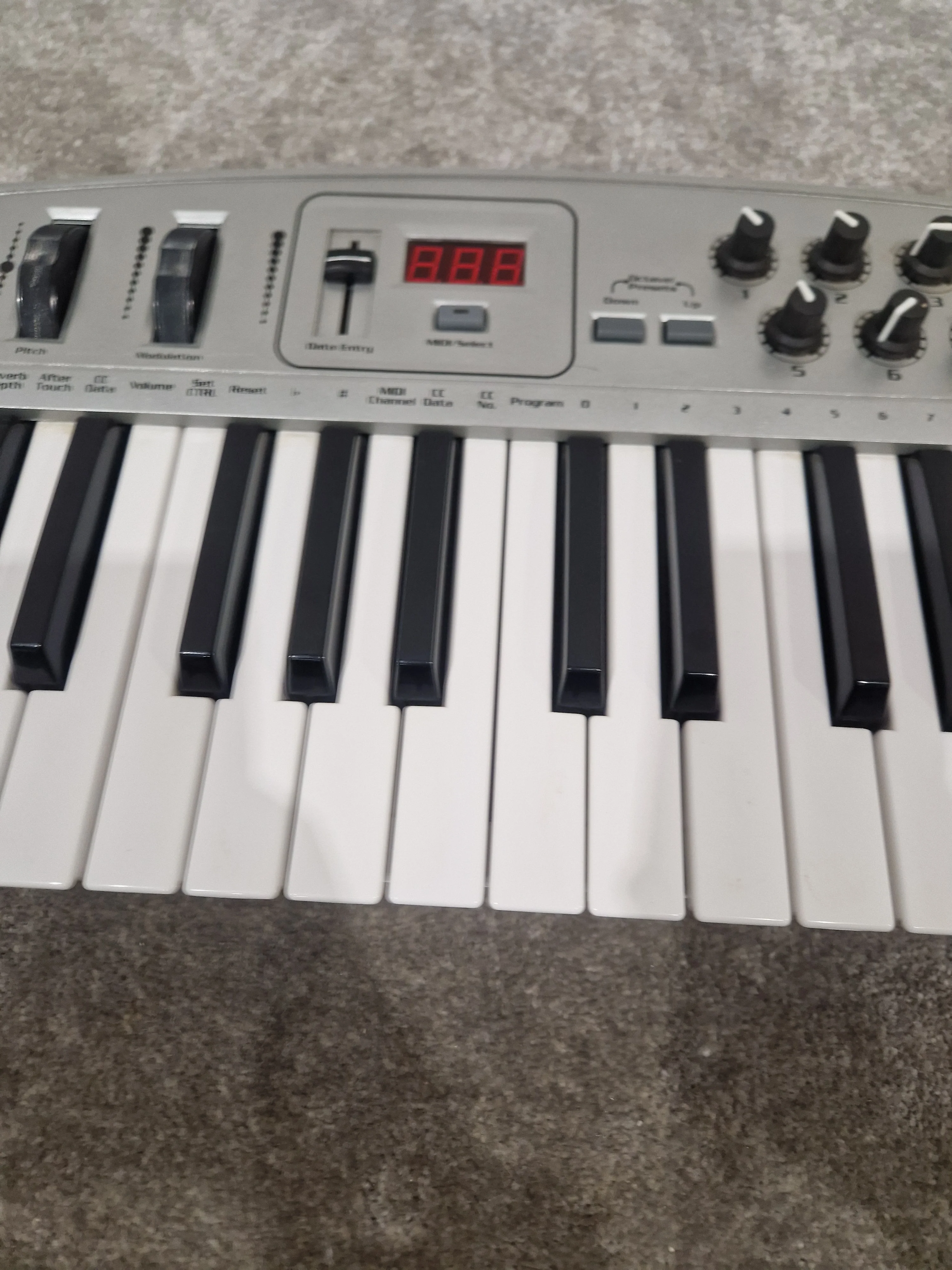 Midiman Oxygen 8 - MIDI Controller Keyboard - Excellent - Image 2