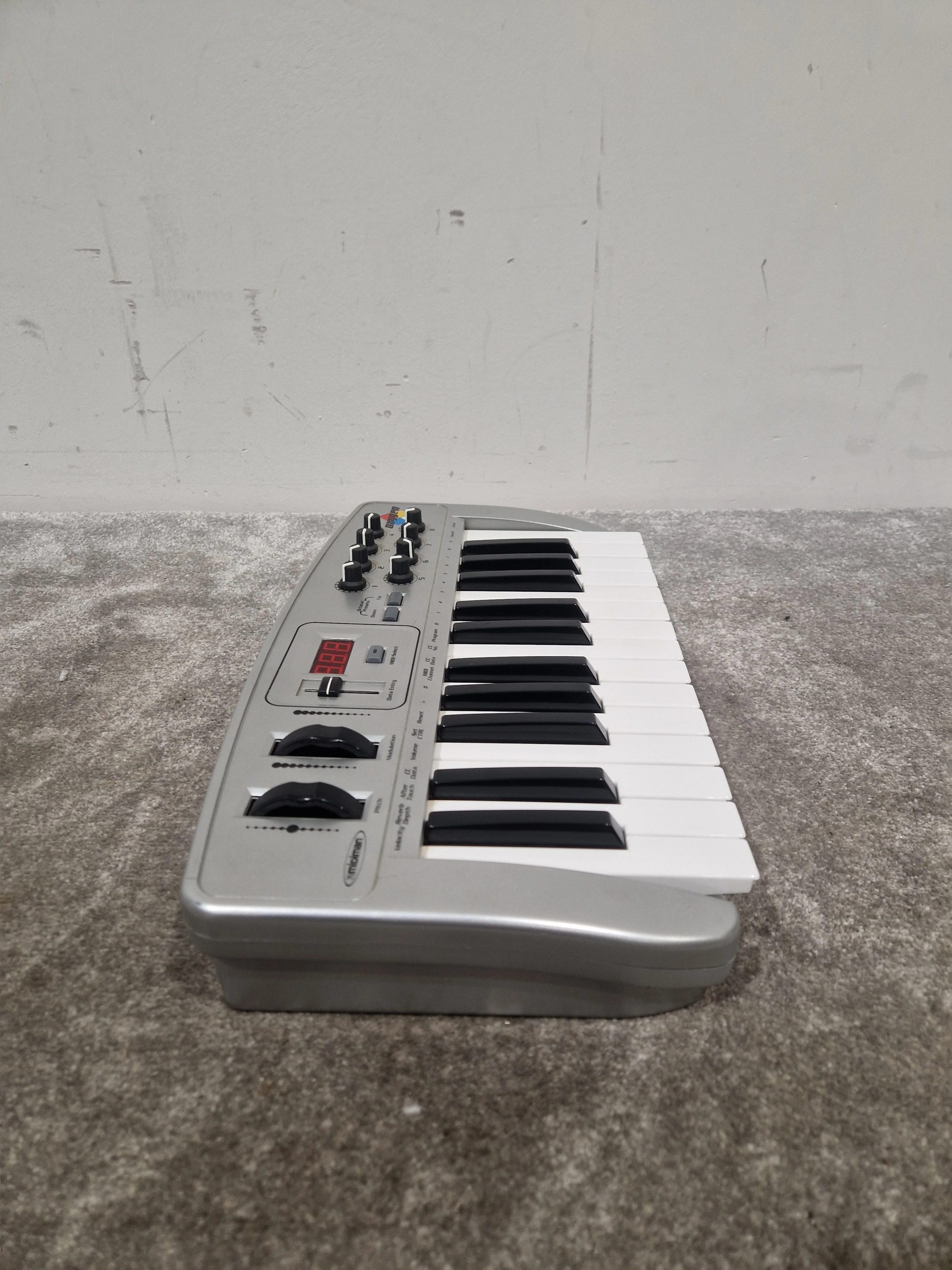 Midiman Oxygen 8 - MIDI Controller Keyboard - Excellent - Image 3