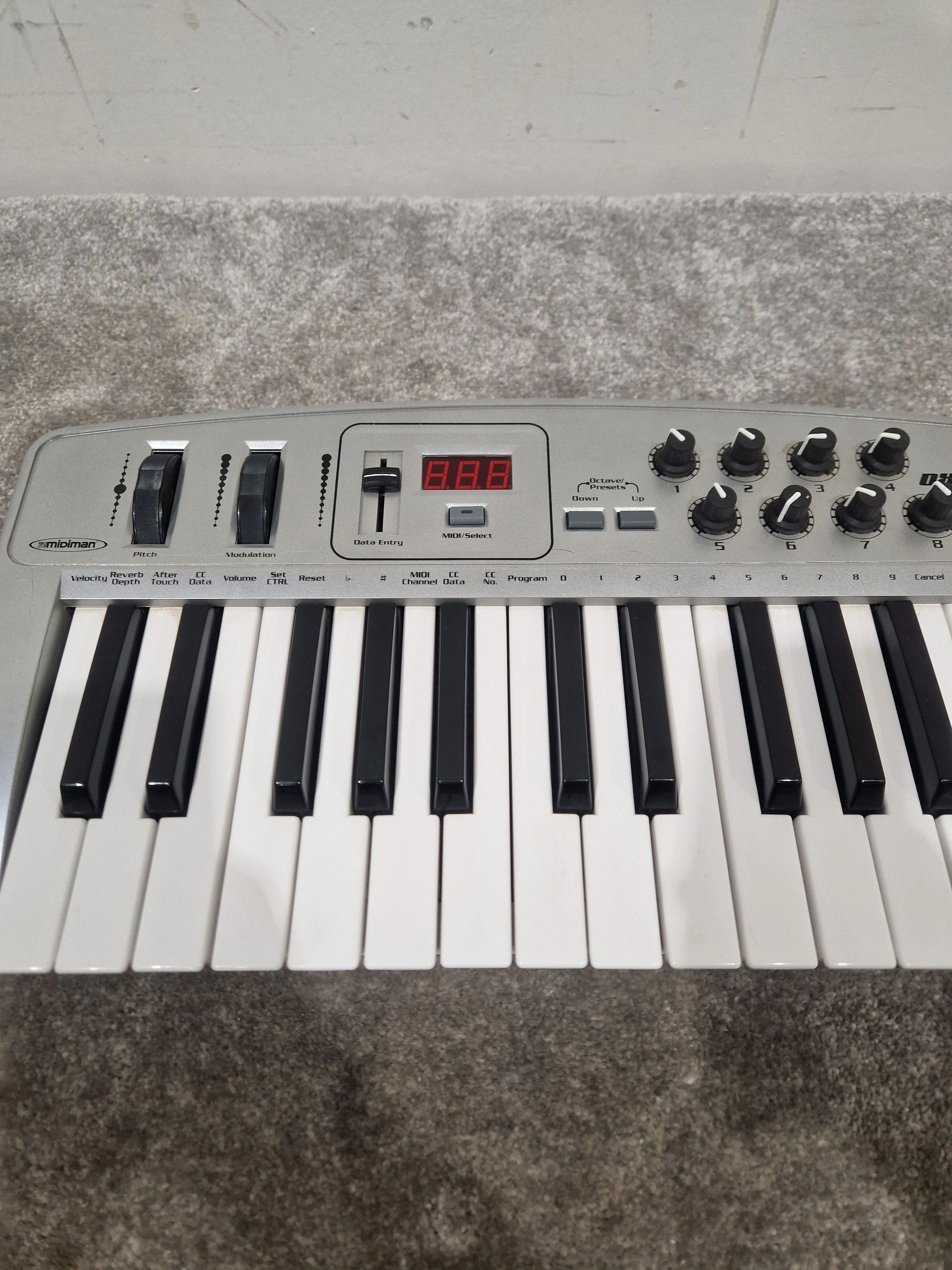 Midiman Oxygen 8 - MIDI Controller Keyboard - Excellent - Image 7