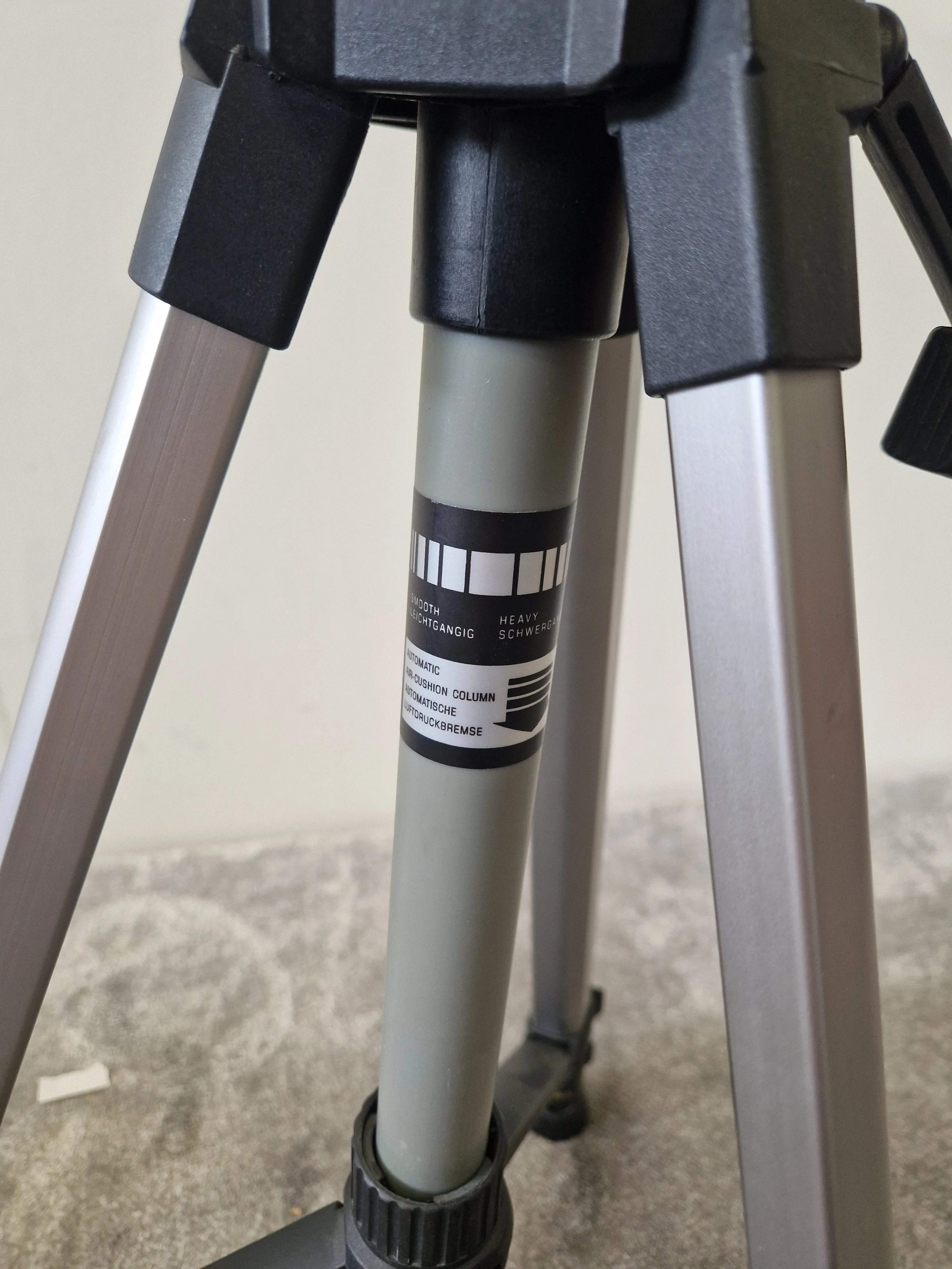 Miranda Titan Camera/Phone Tripod – Adjustable Height – Universal Mount – Excellent - Image 3