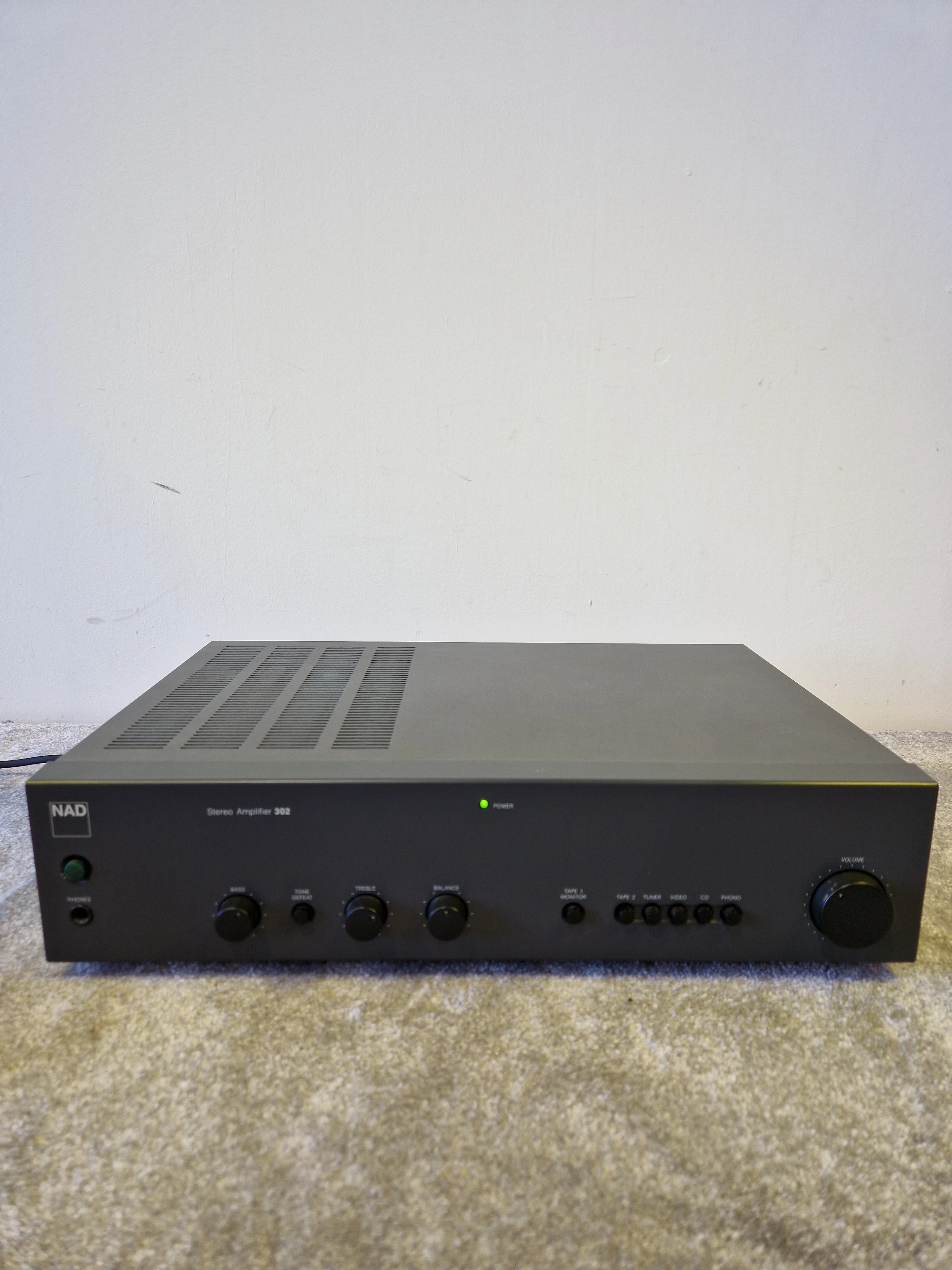 NAD 302 Stereo Integrated Amplifier – 25W Per Channel, Phono Stage, Tone Defeat – Very Good - Image 2