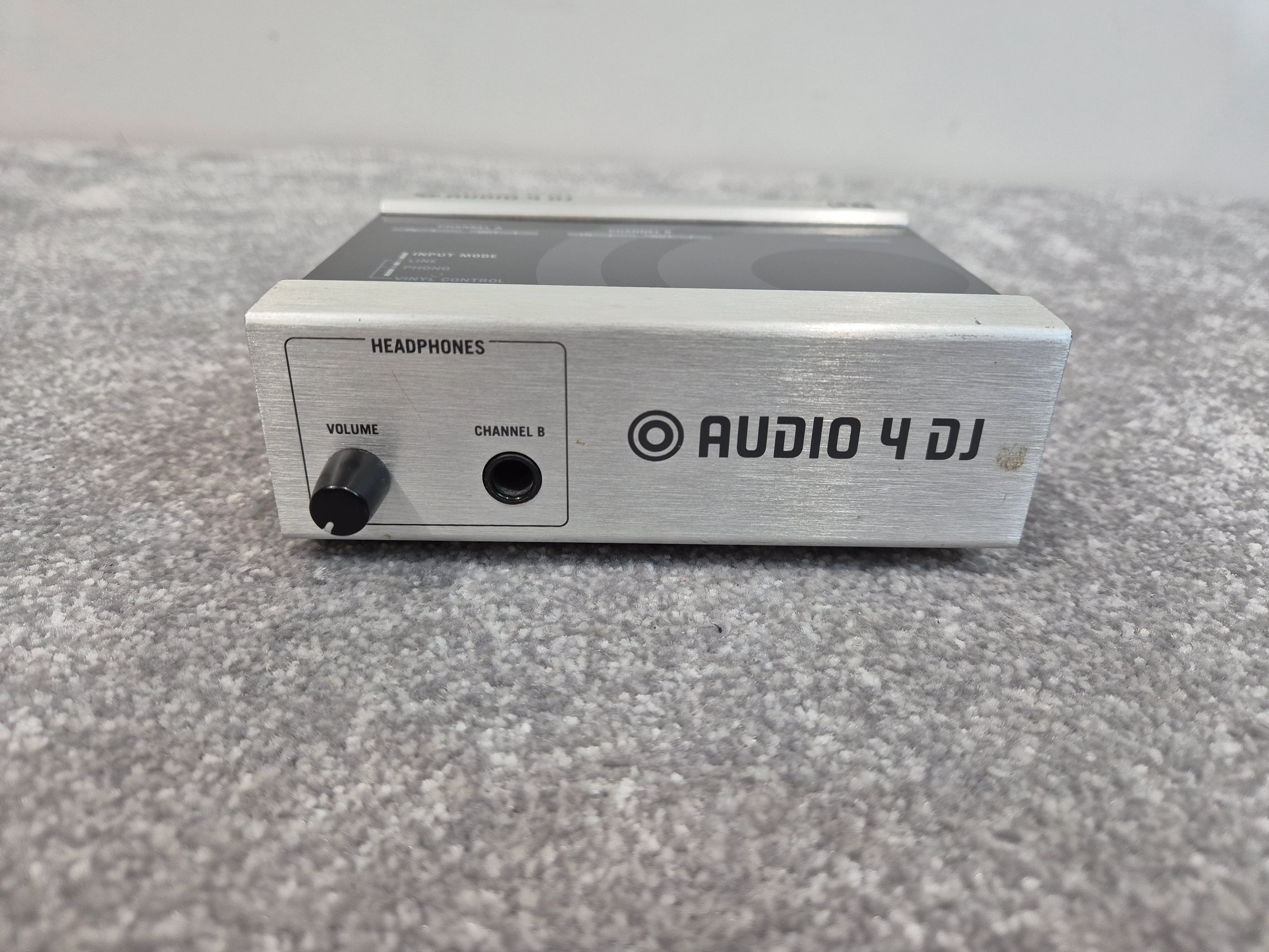 Native Instruments Traktor Audio 4 - Professional DJ Audio Interface - Image 2
