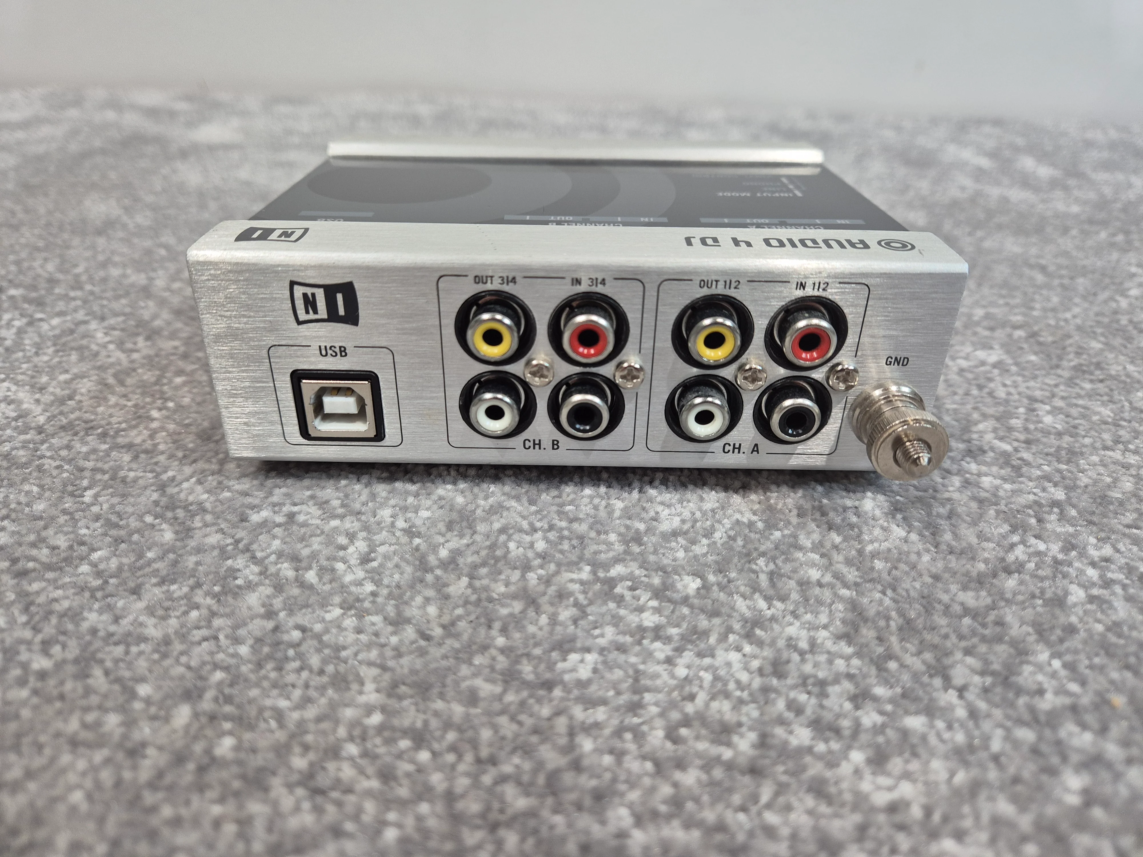 Native Instruments Traktor Audio 4 - Professional DJ Audio Interface - Image 4