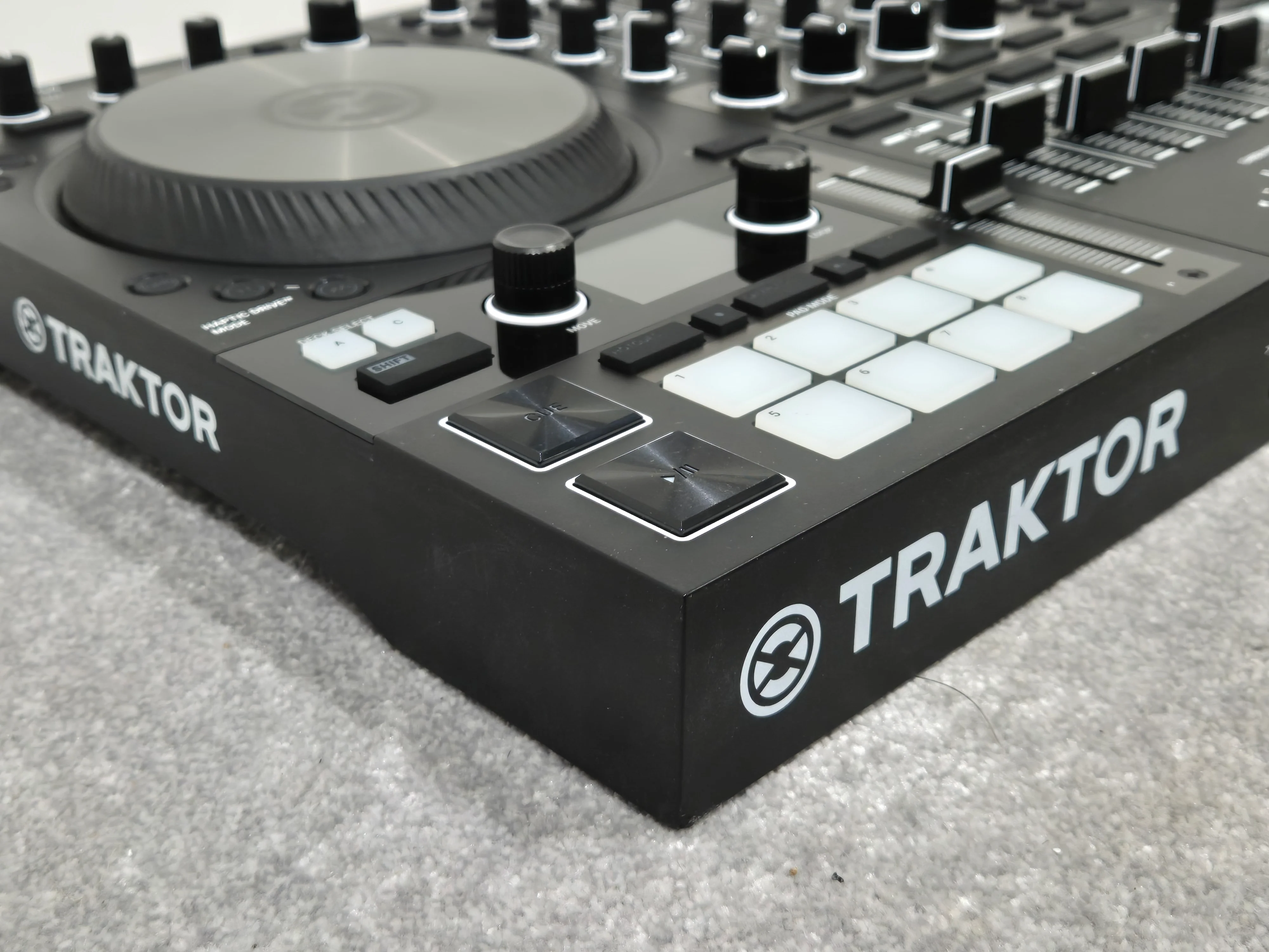 Native Instruments Traktor Kontrol S4 MK3 - 4 Channel DJ Controller - Image 14